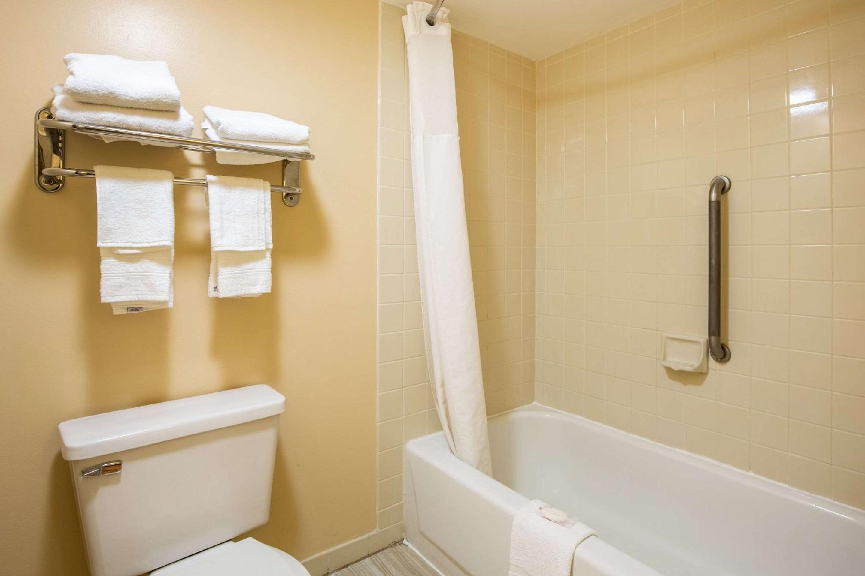 Double Room with Two Double Beds - Non-Smoking - Photo 4