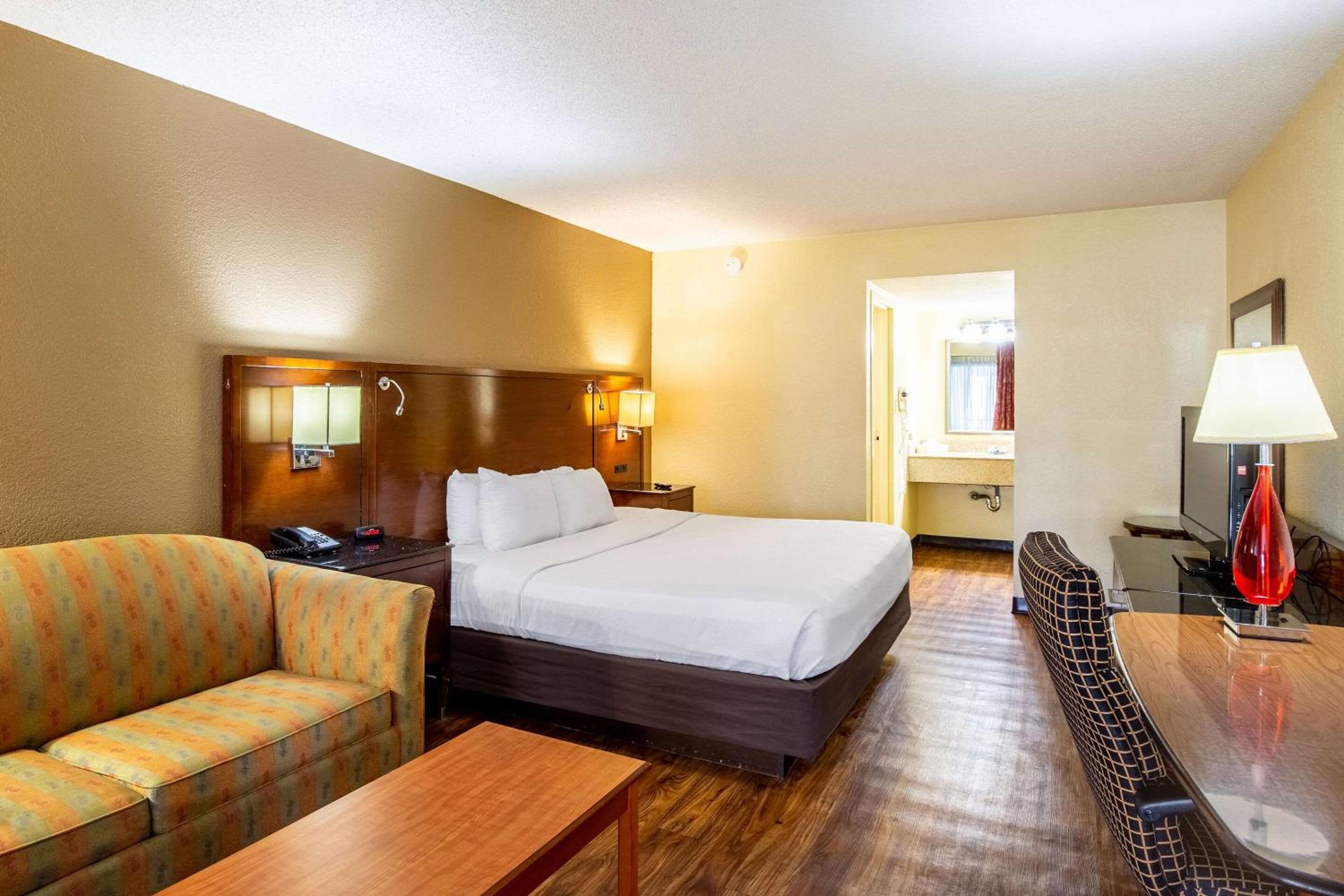 King Room - Non-Smoking - Photo 4