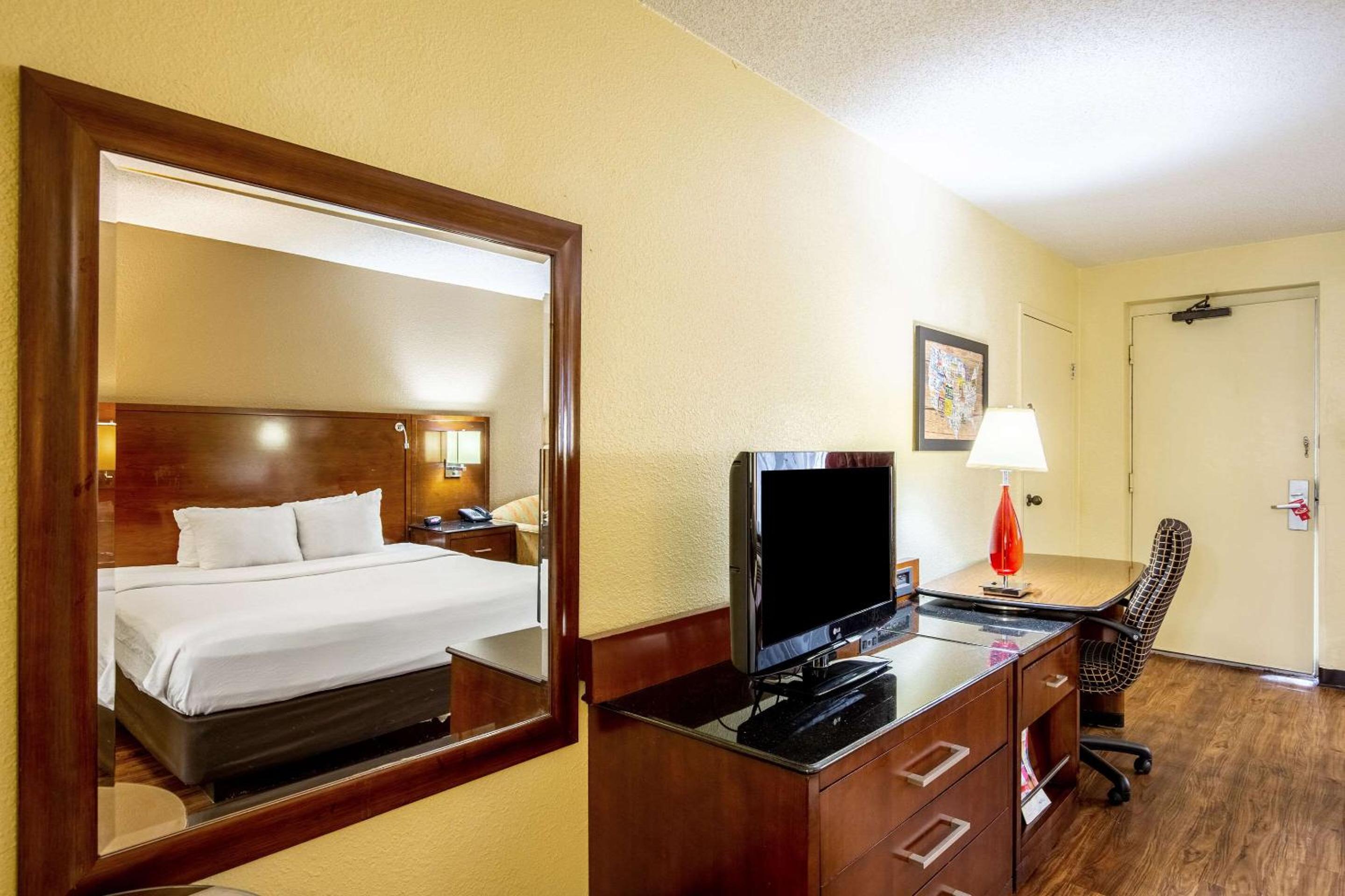 King Room - Non-Smoking - Photo 5