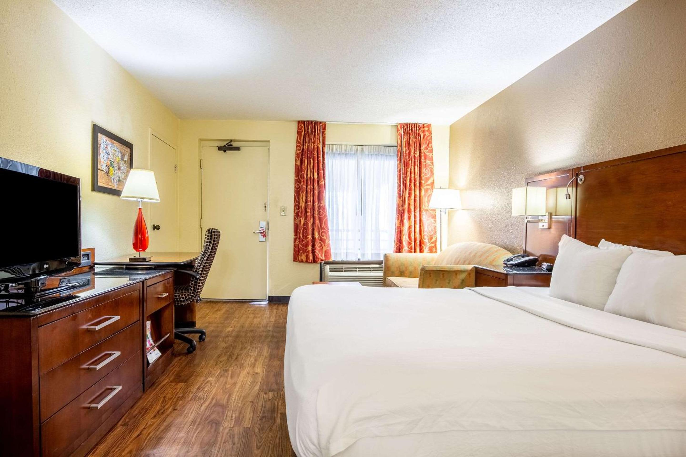 King Room - Non-Smoking - Photo 6