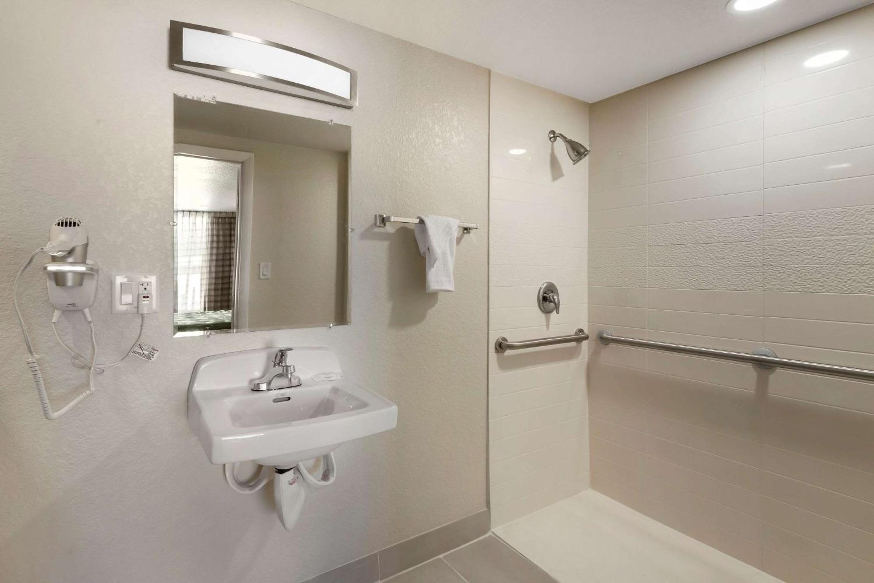 King Room - Accessible/Non Smoking photo 2