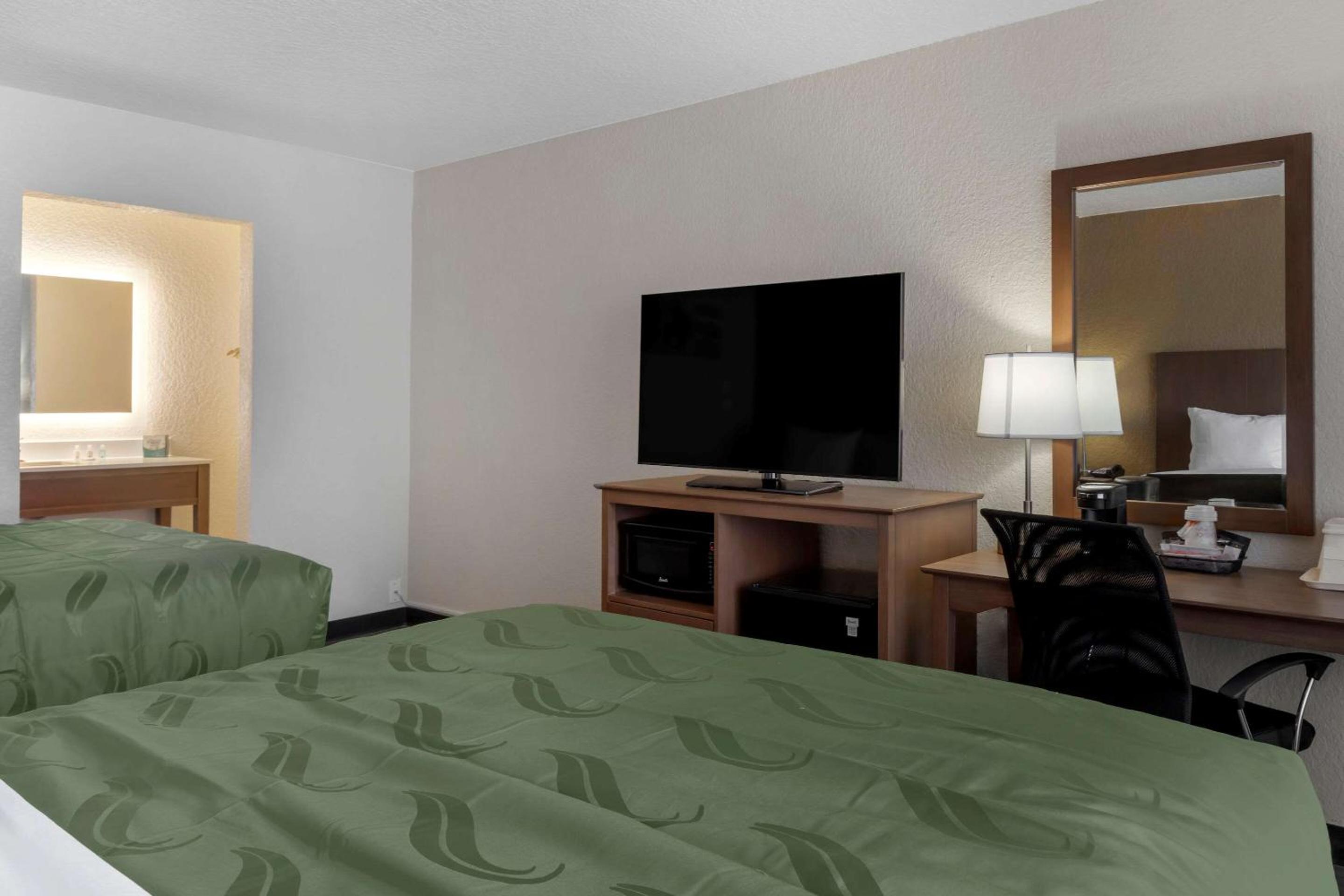 Queen Room with Two Queen Beds - Accessible/Non Smoking photo 3
