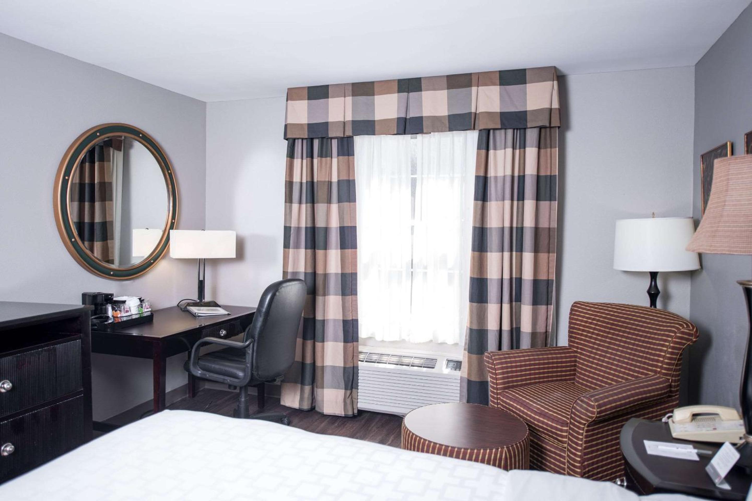 King Suite - Non-Smoking photo 3