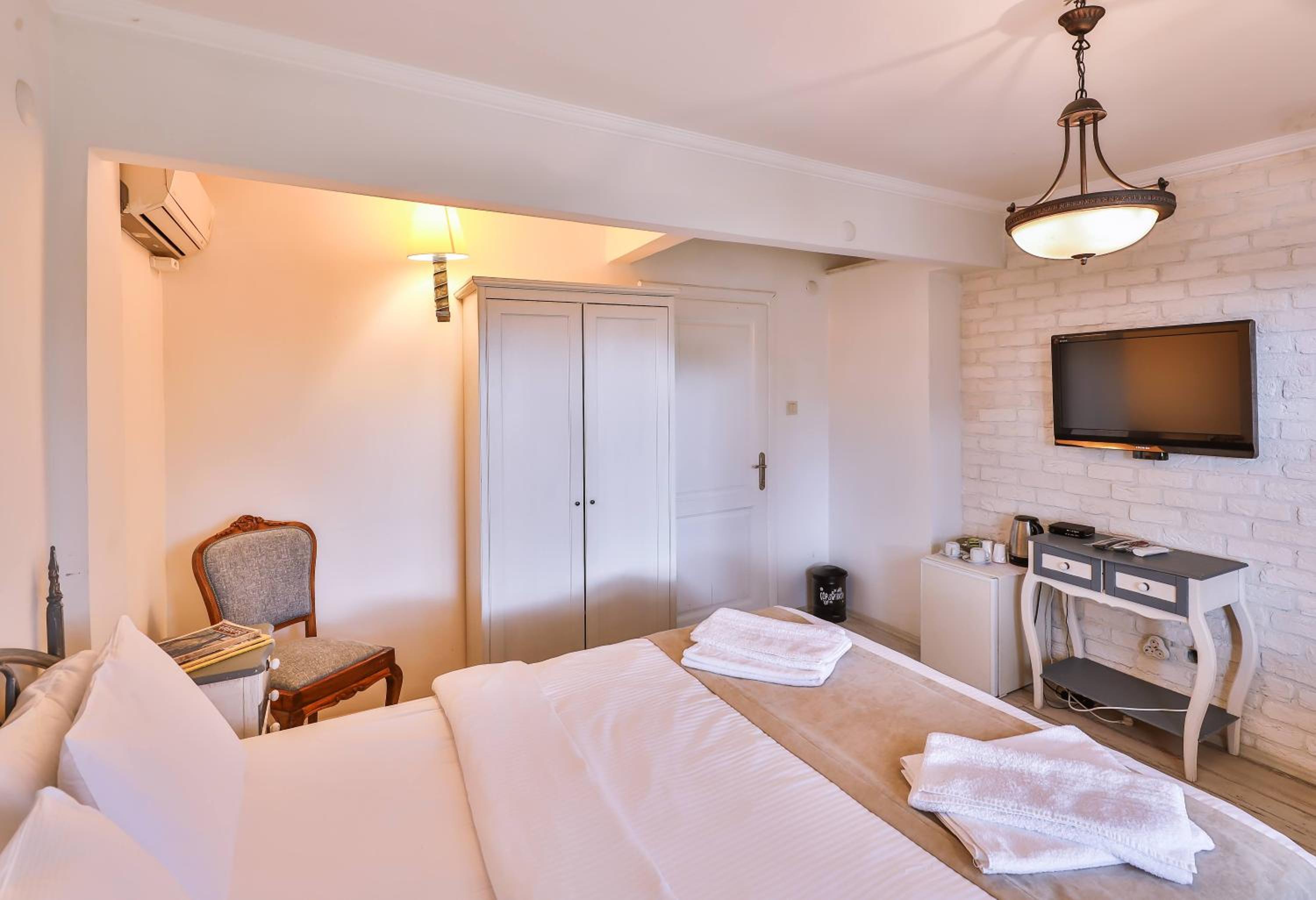 Double Room with River View - Photo 4