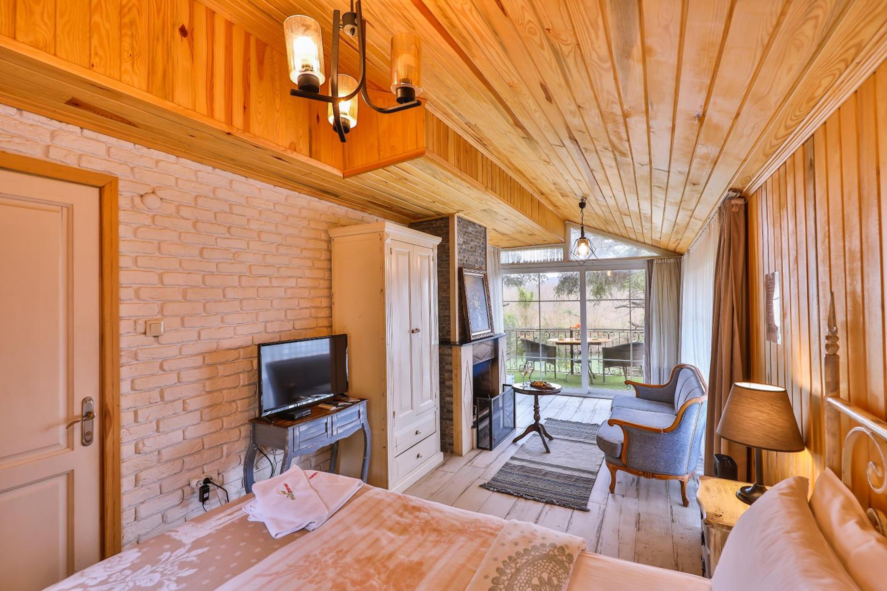 Corner Room with Fireplace - Photo 7