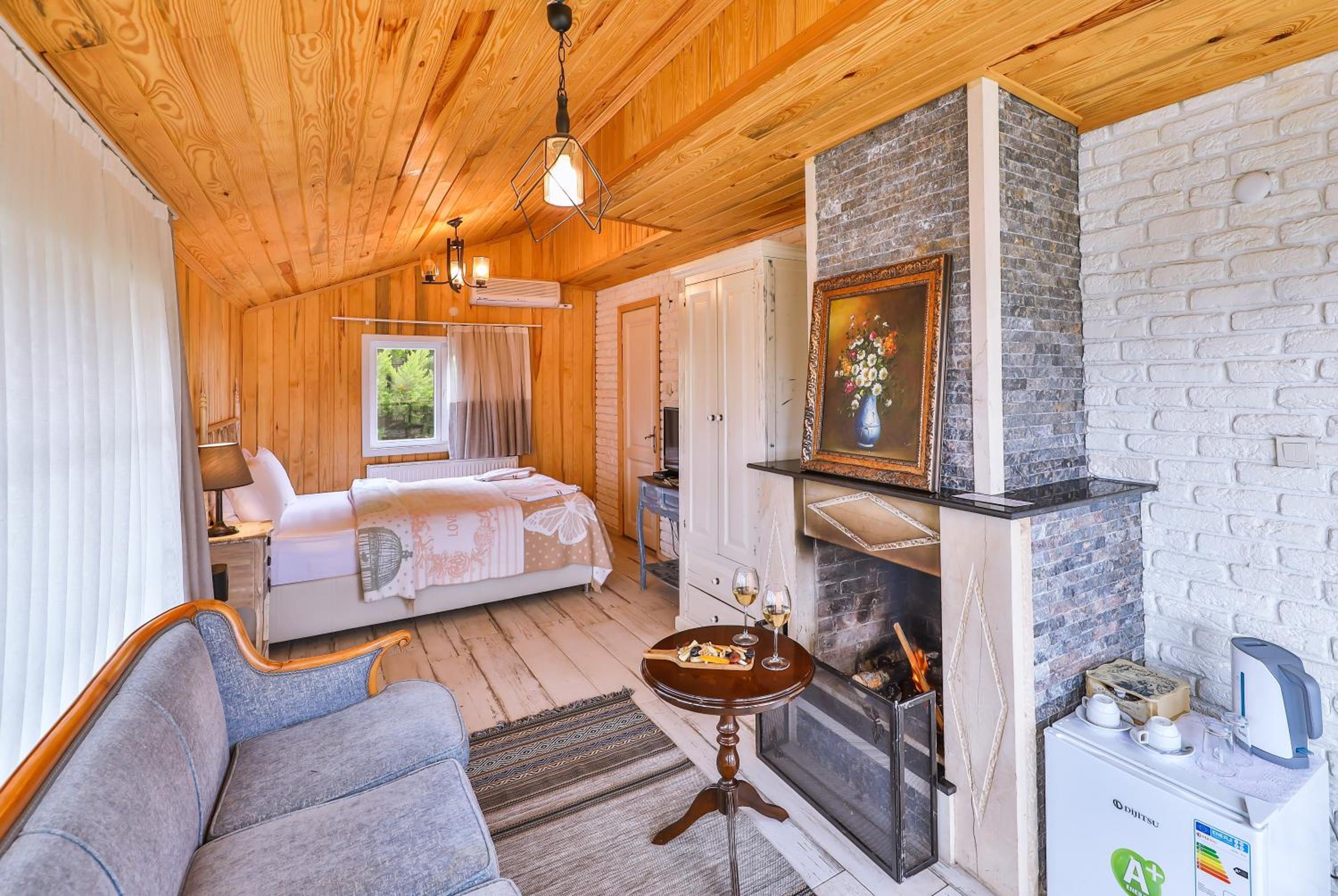 Corner Room with Fireplace - Photo 1