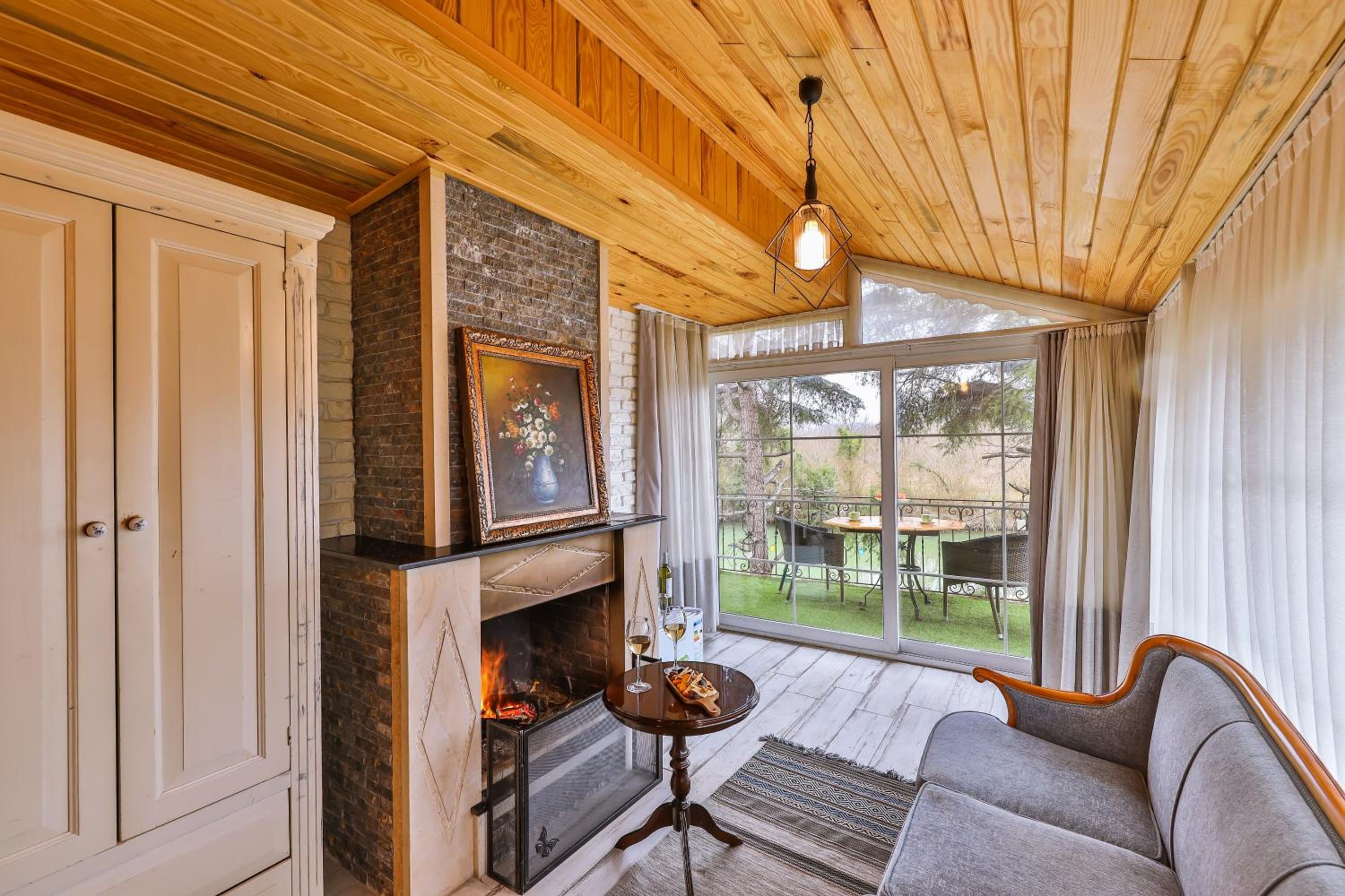 Corner Room with Fireplace - Photo 6
