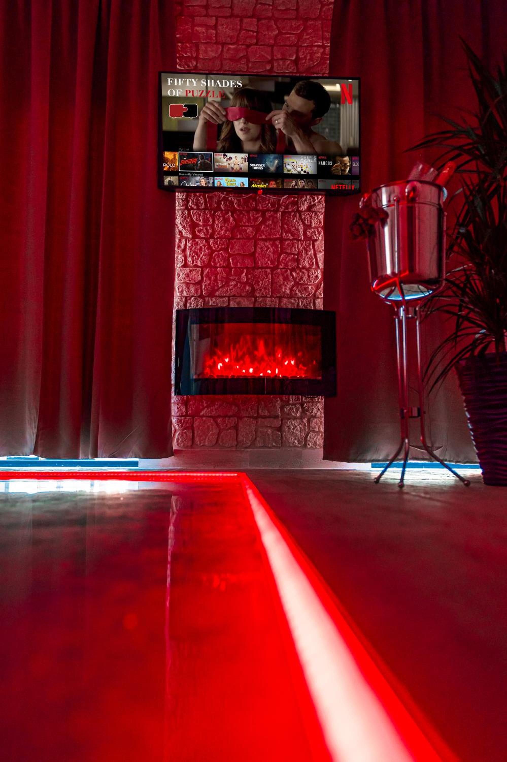 Deluxe Suite with Spa Bath - Photo 12