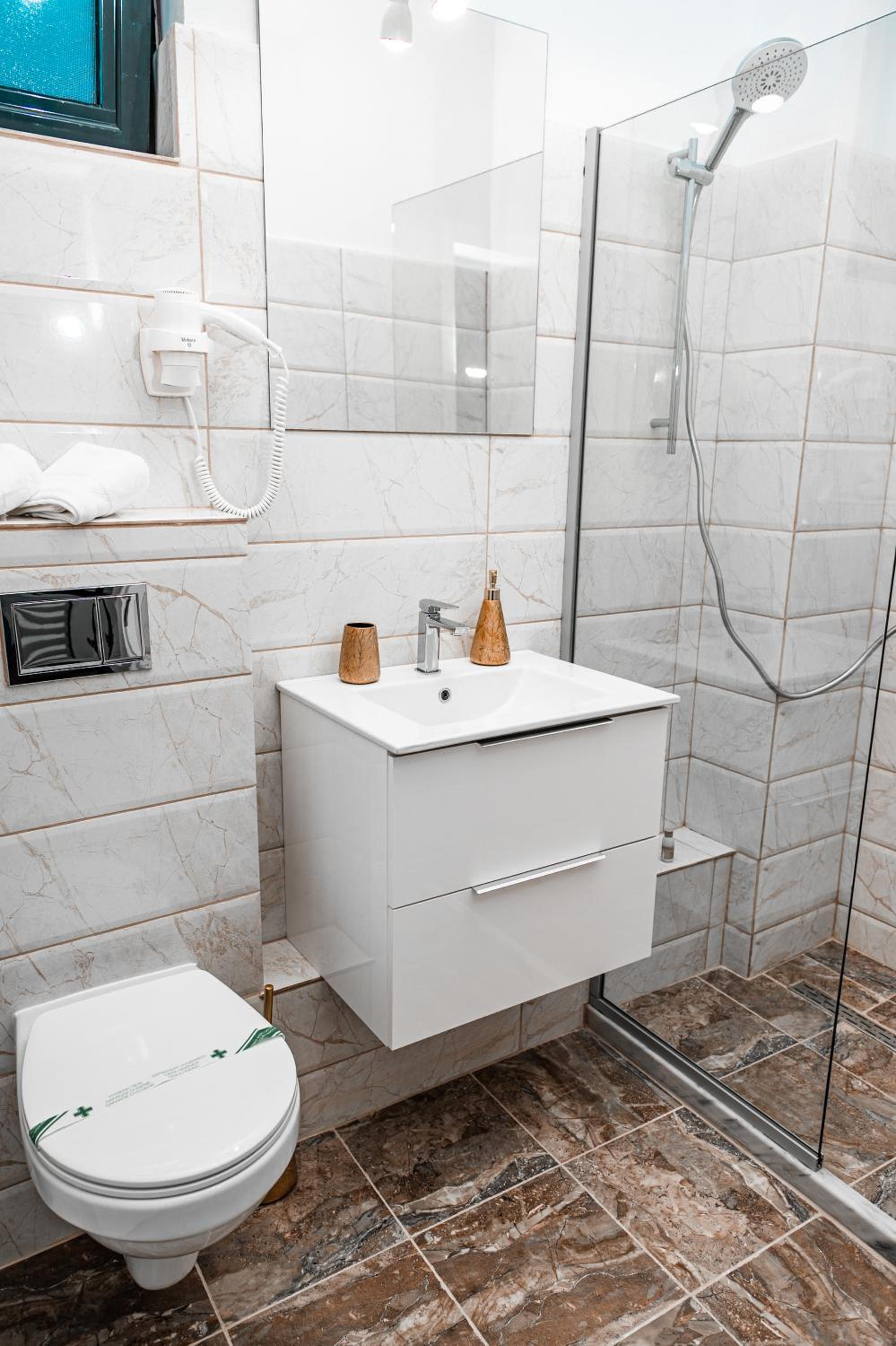 Deluxe Suite with Spa Bath - Photo 18
