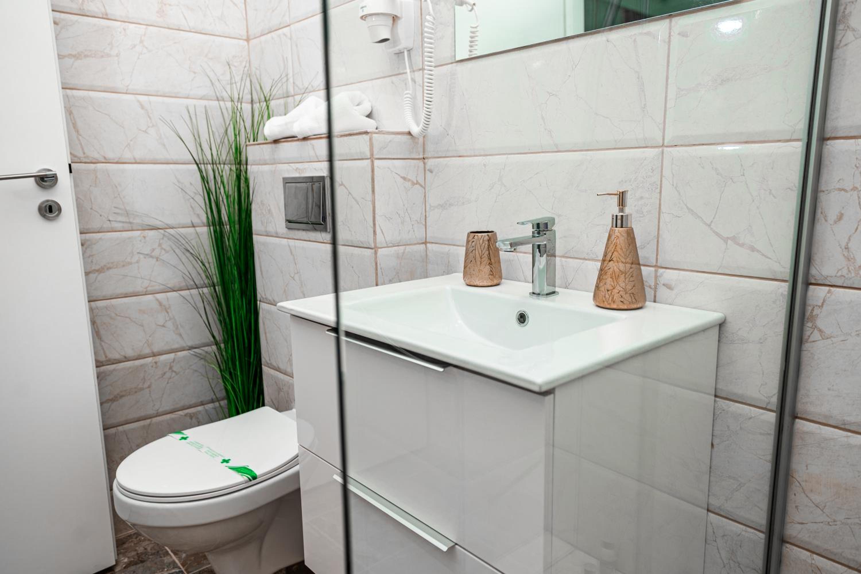 Deluxe Suite with Spa Bath - Photo 17