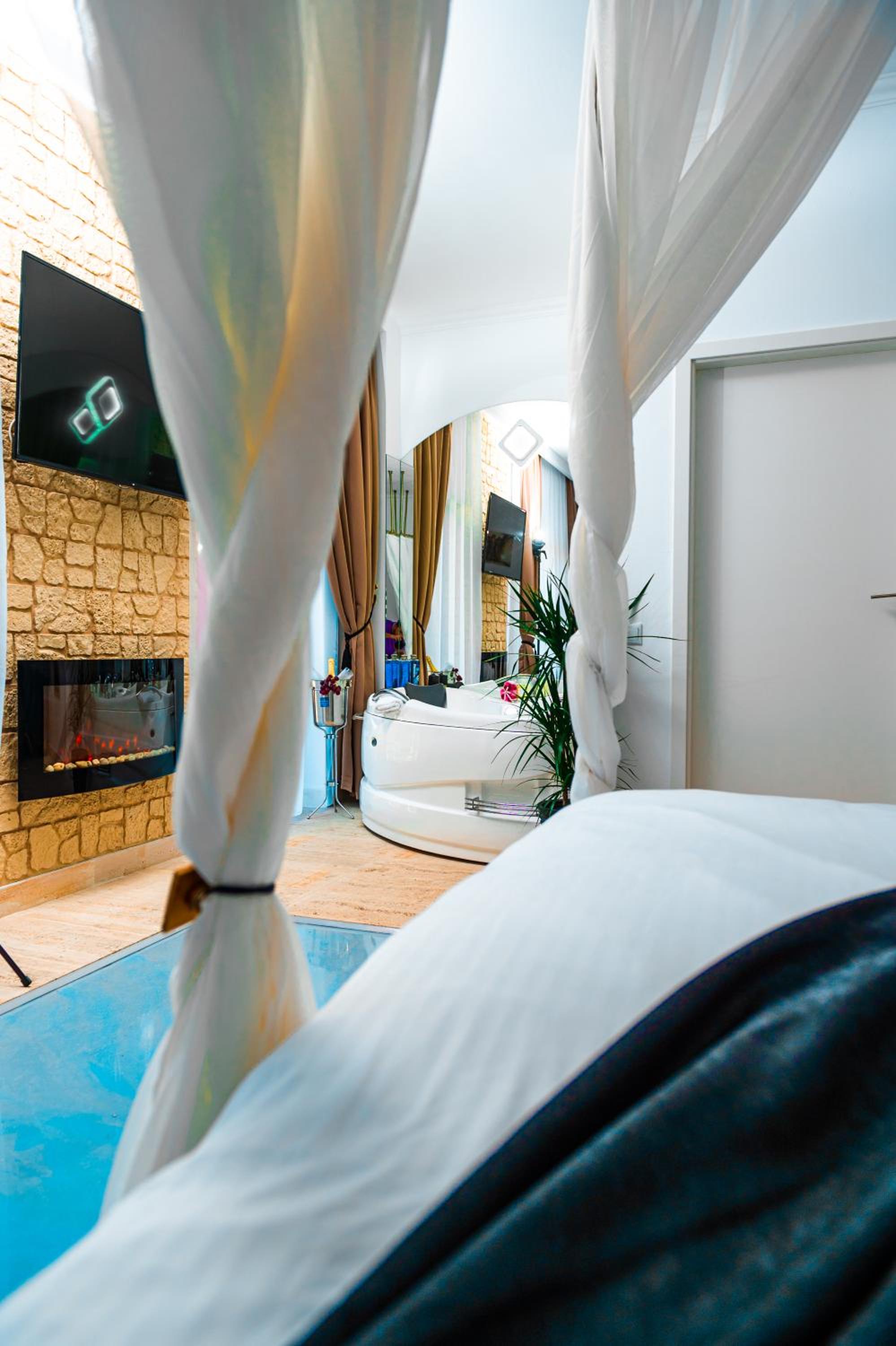 Deluxe Suite with Spa Bath - Photo 1