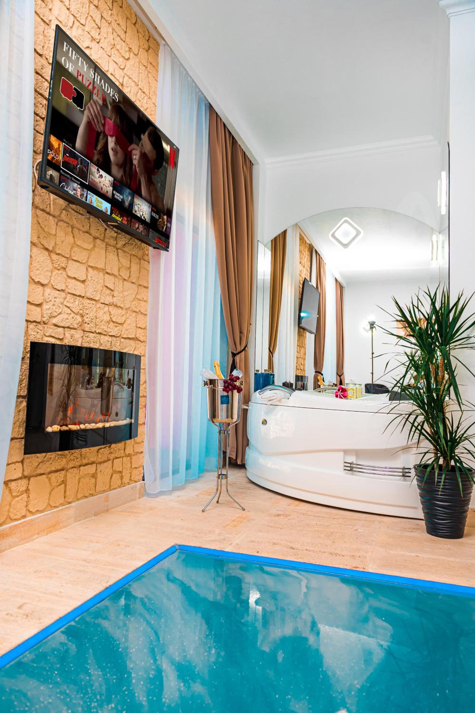 Deluxe Suite with Spa Bath - Photo 10
