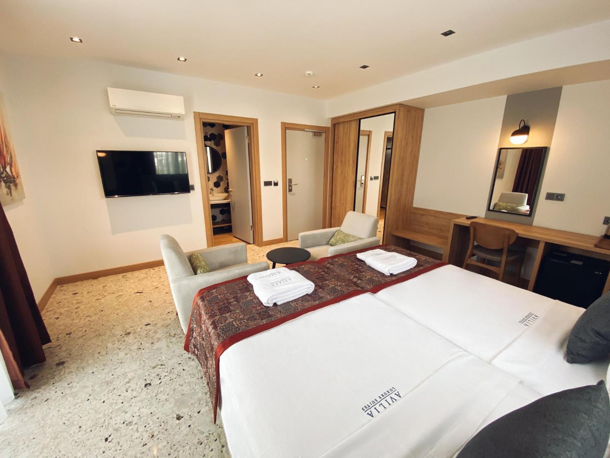 Deluxe Double Room with Balcony - Photo 6