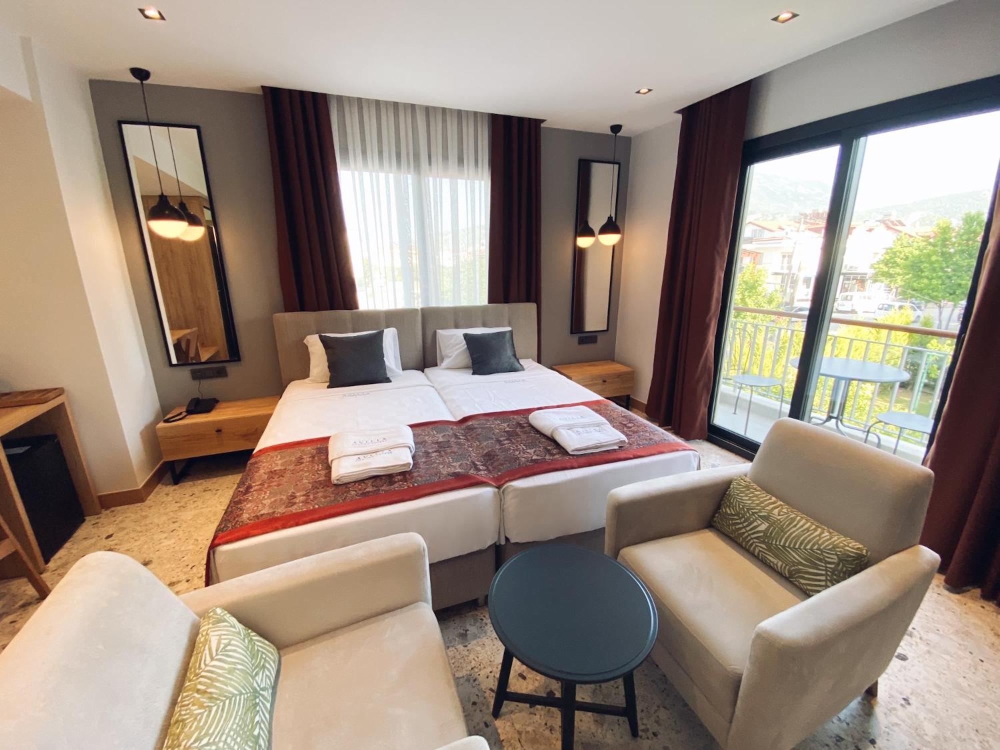 Deluxe Double Room with Balcony - Photo 5