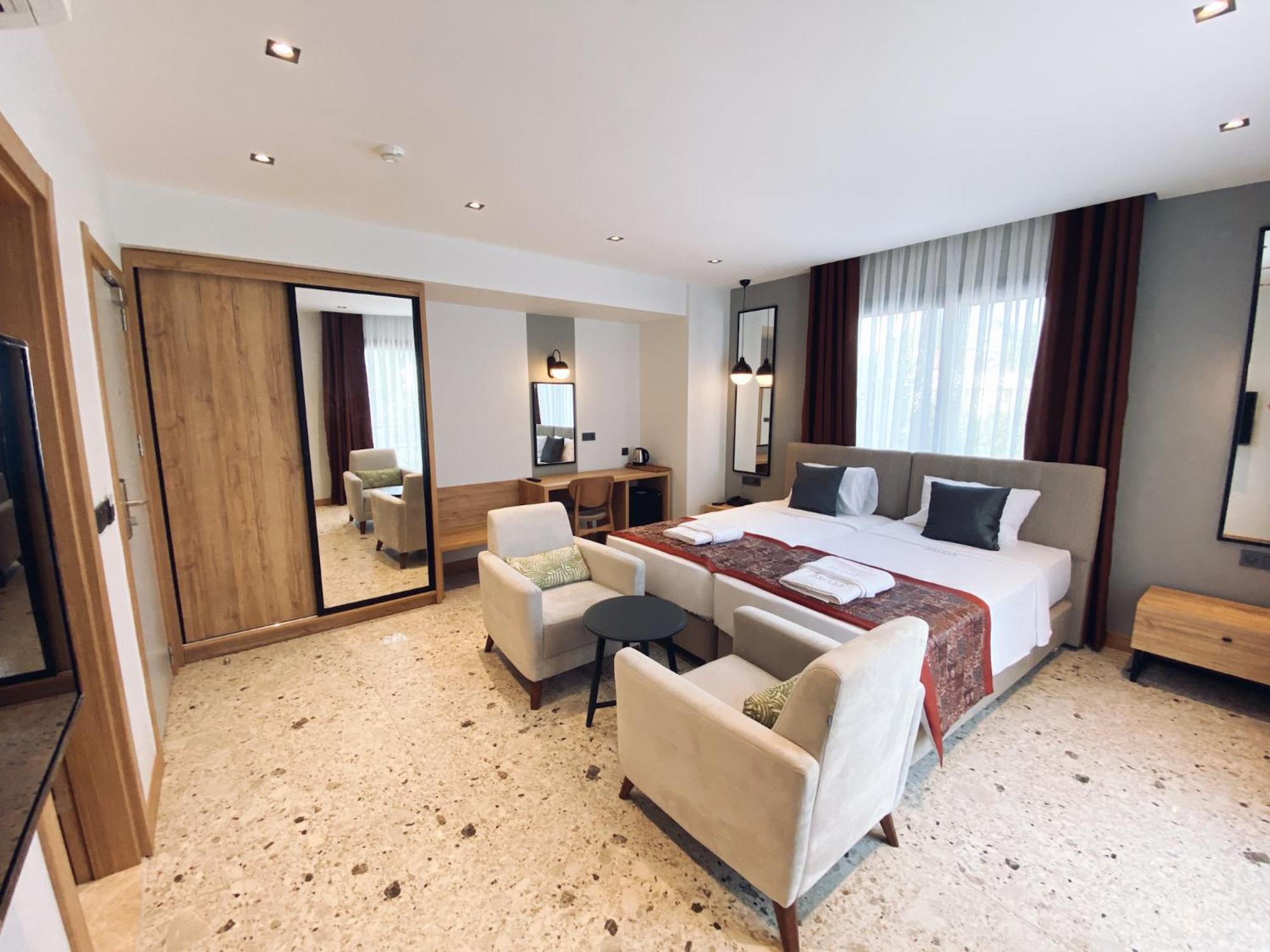 Deluxe Double Room with Balcony - Photo 3