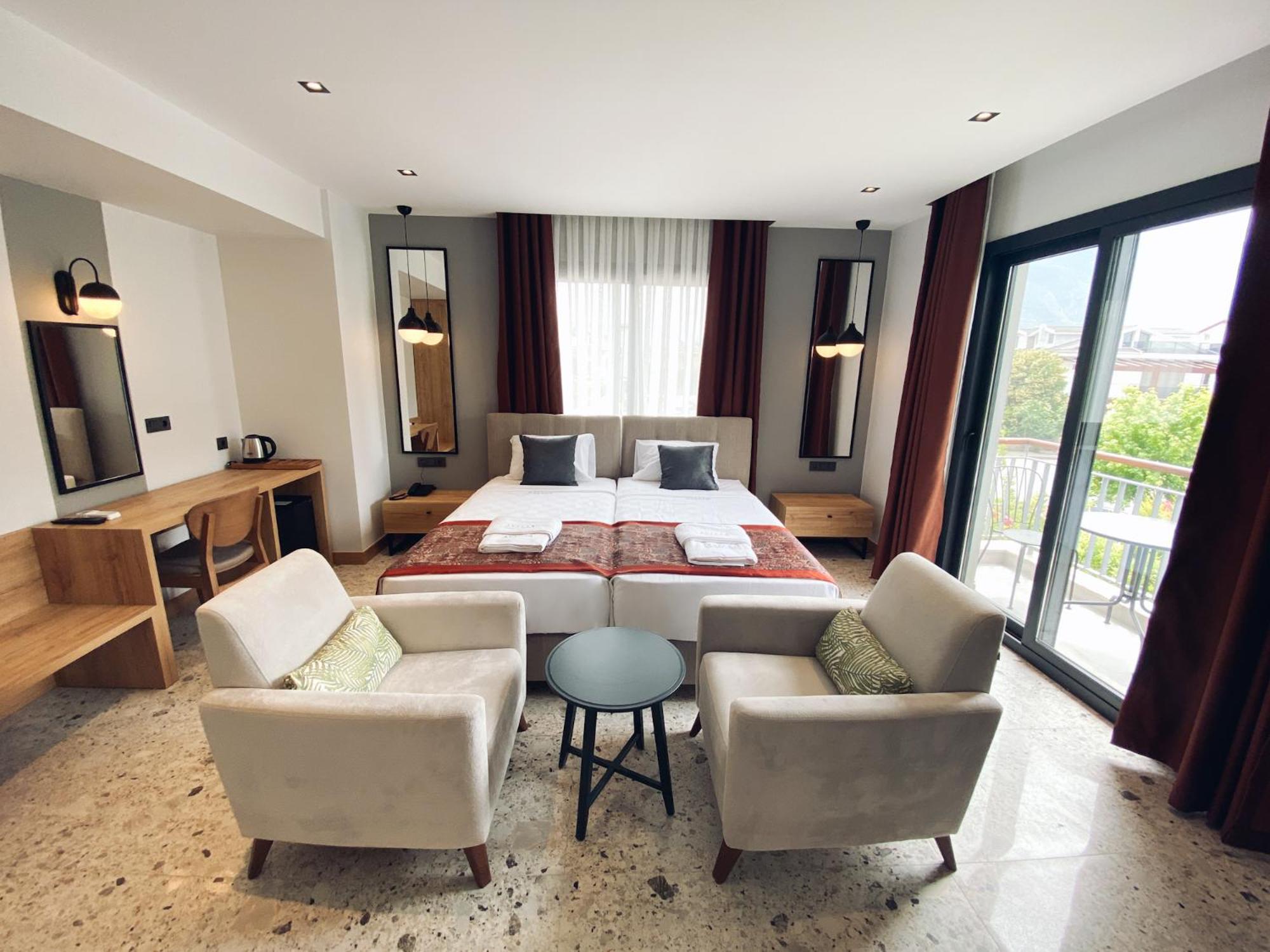 Deluxe Double Room with Balcony - Photo 1