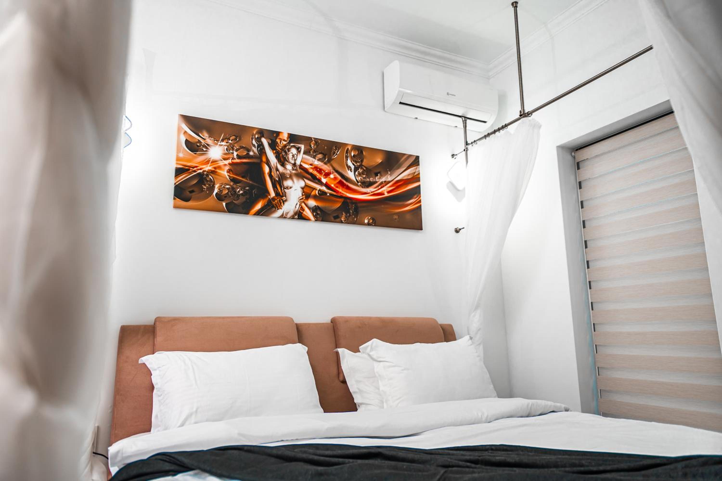 Deluxe Suite with Spa Bath - Photo 8
