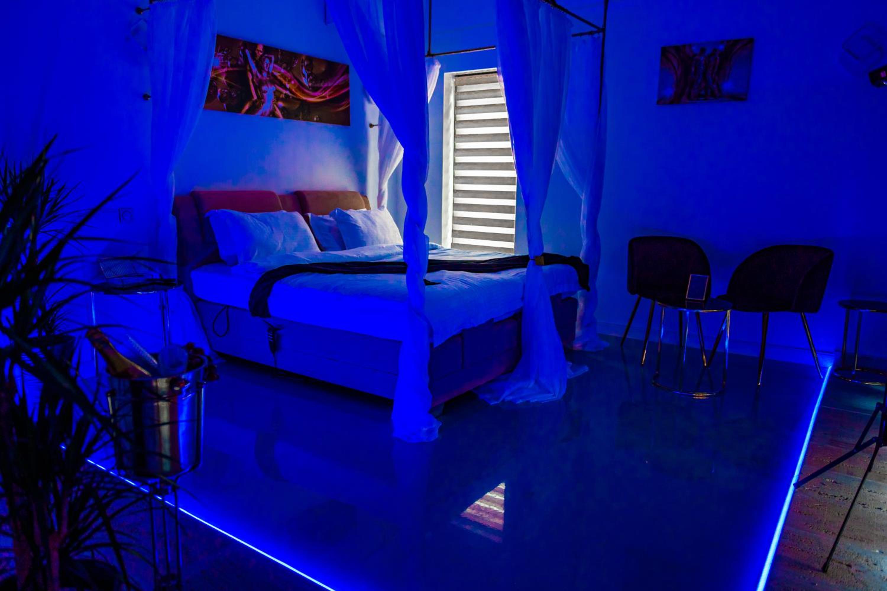 Deluxe Suite with Spa Bath - Photo 6
