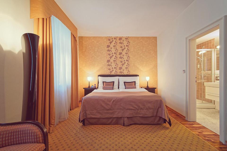 Double or Twin Room - Photo 5