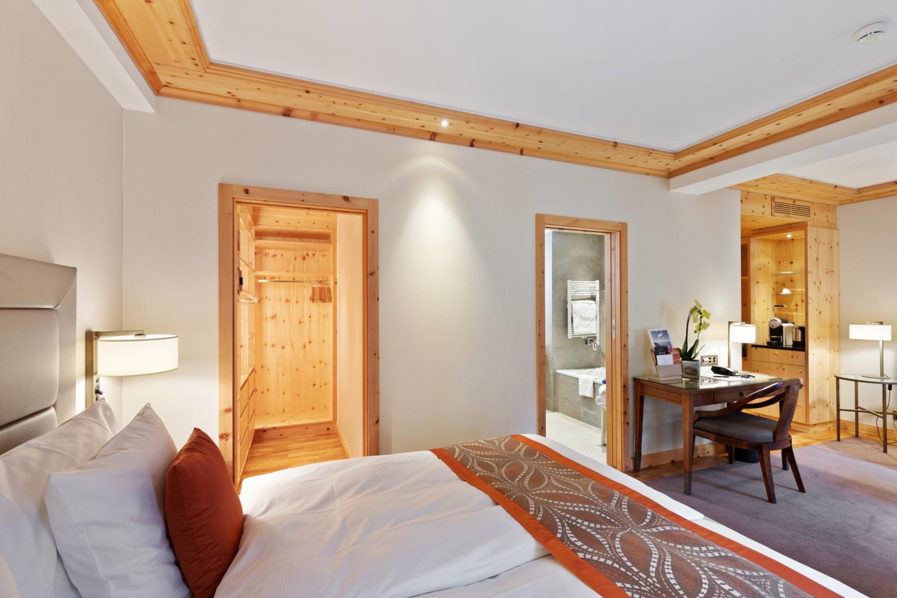 Double Room Deluxe with Matterhorn View - Photo 2