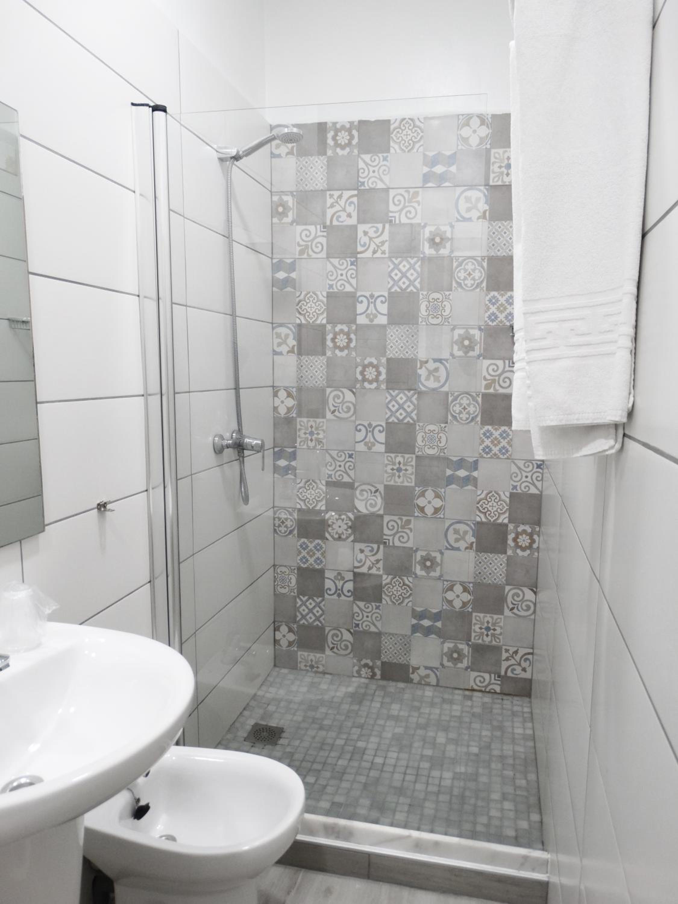Double or Twin Room - Photo 12