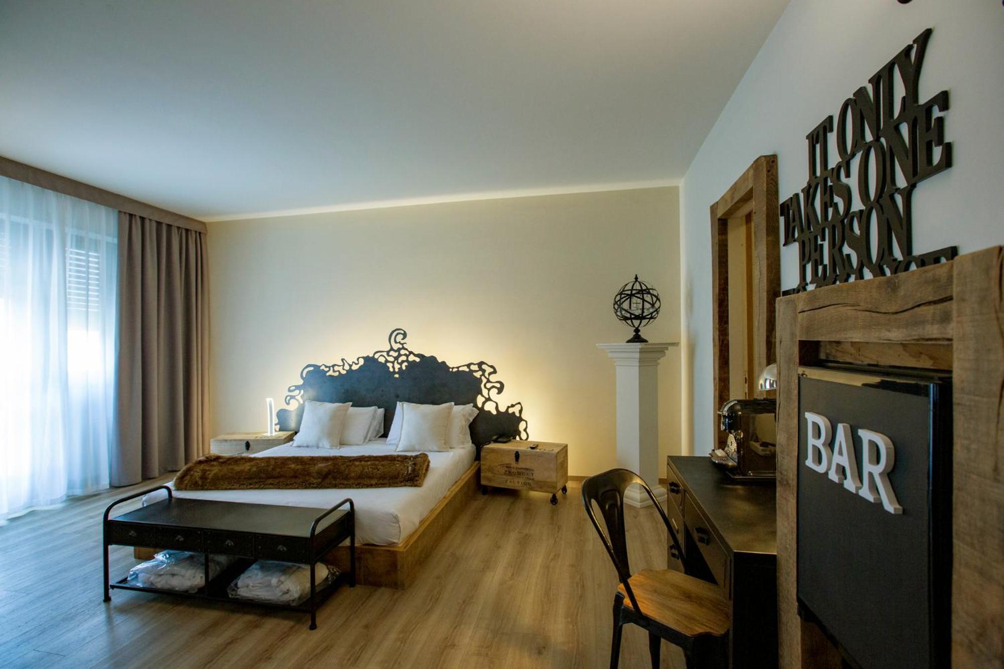 Junior Suite with Balcony - Photo 3