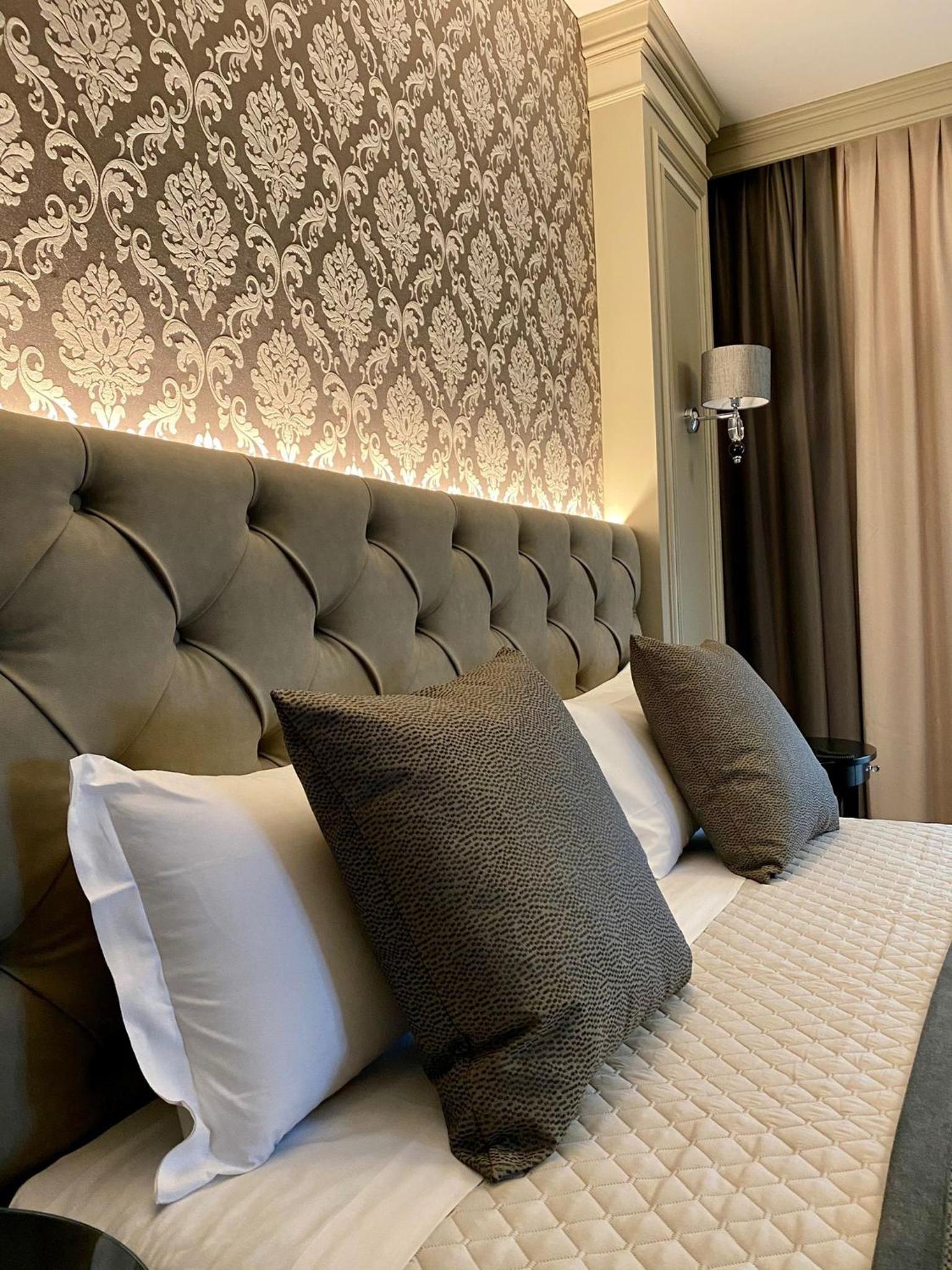 Junior Suite with Balcony - Photo 2