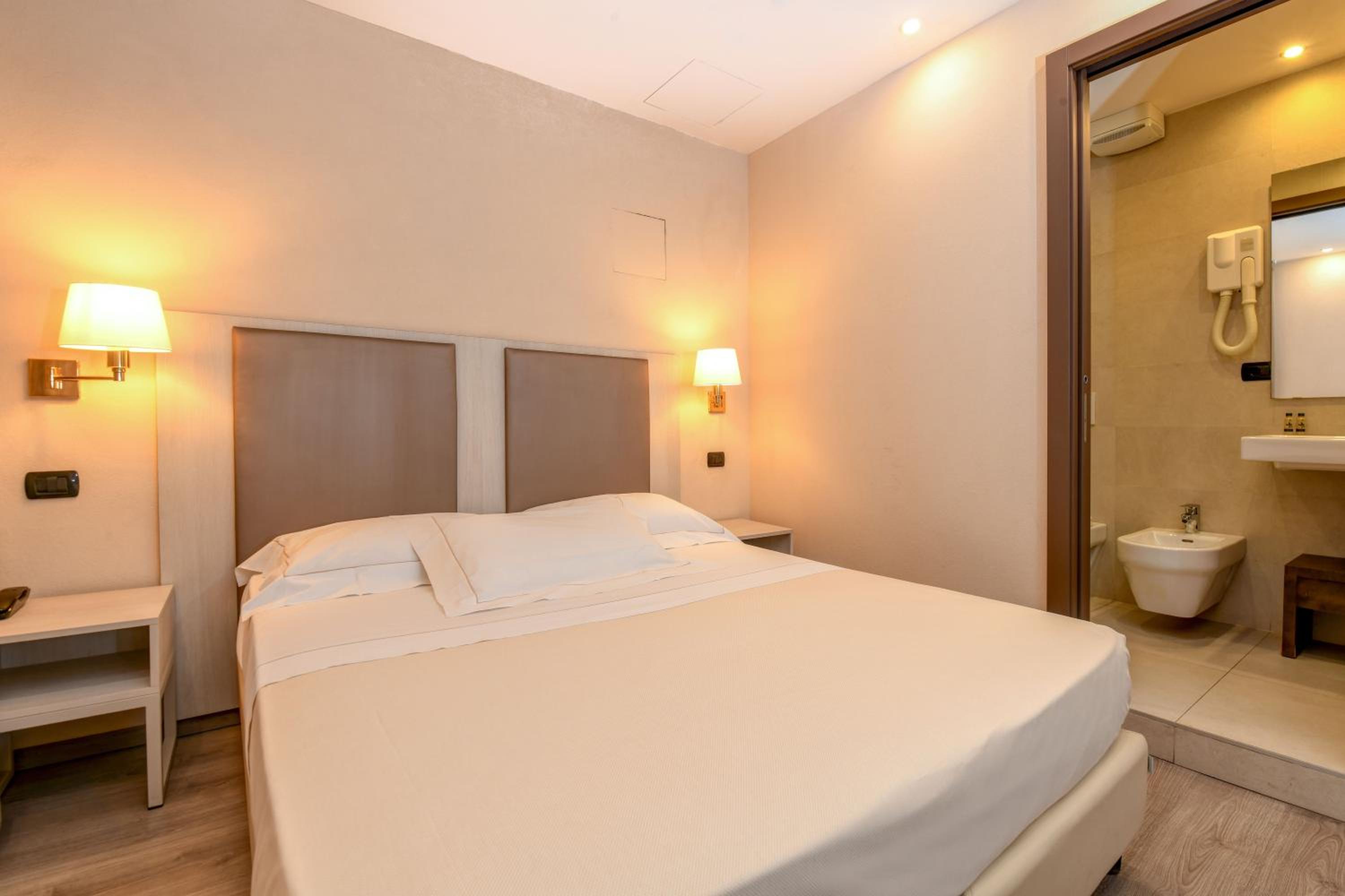 Standard Double Room - Photo 3