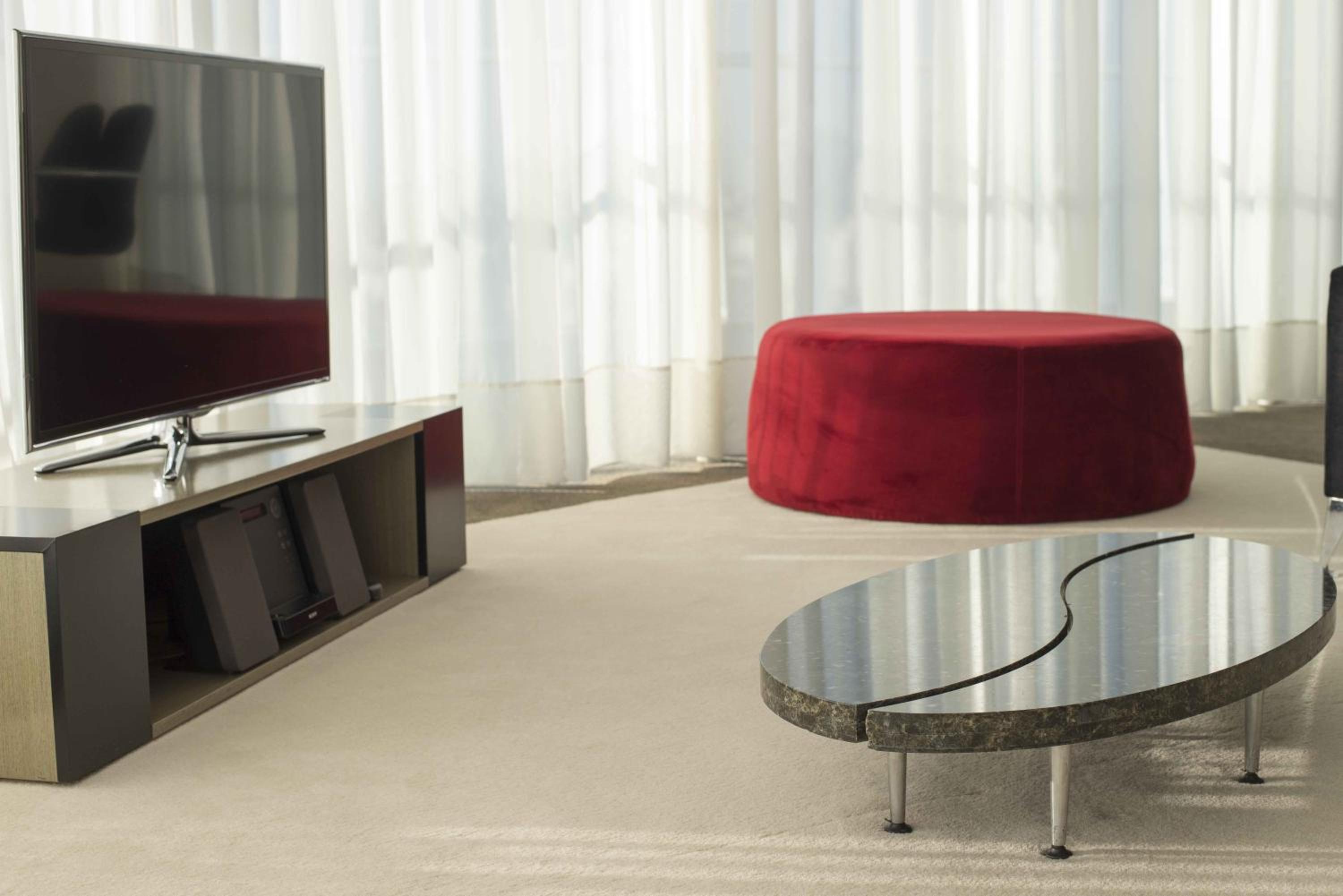 One-Bedroom King Suite with Balcony 2