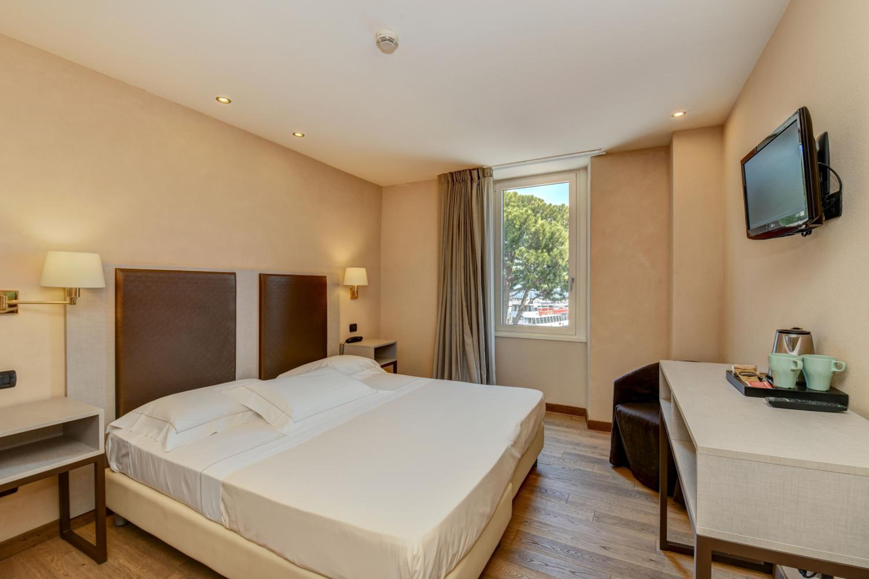 Double Room with Lake View - Photo 1