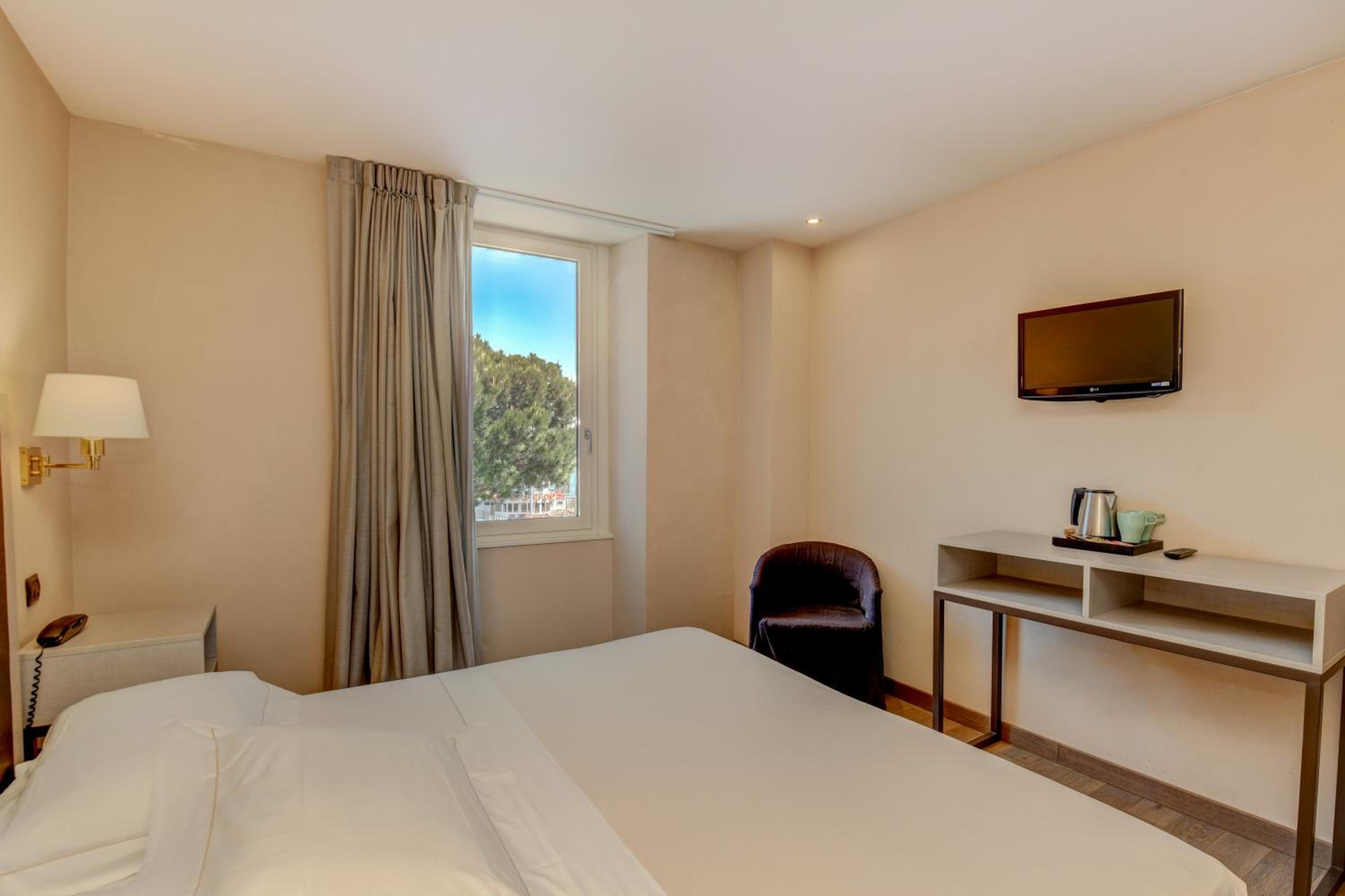 Double Room with Lake View - Photo 6