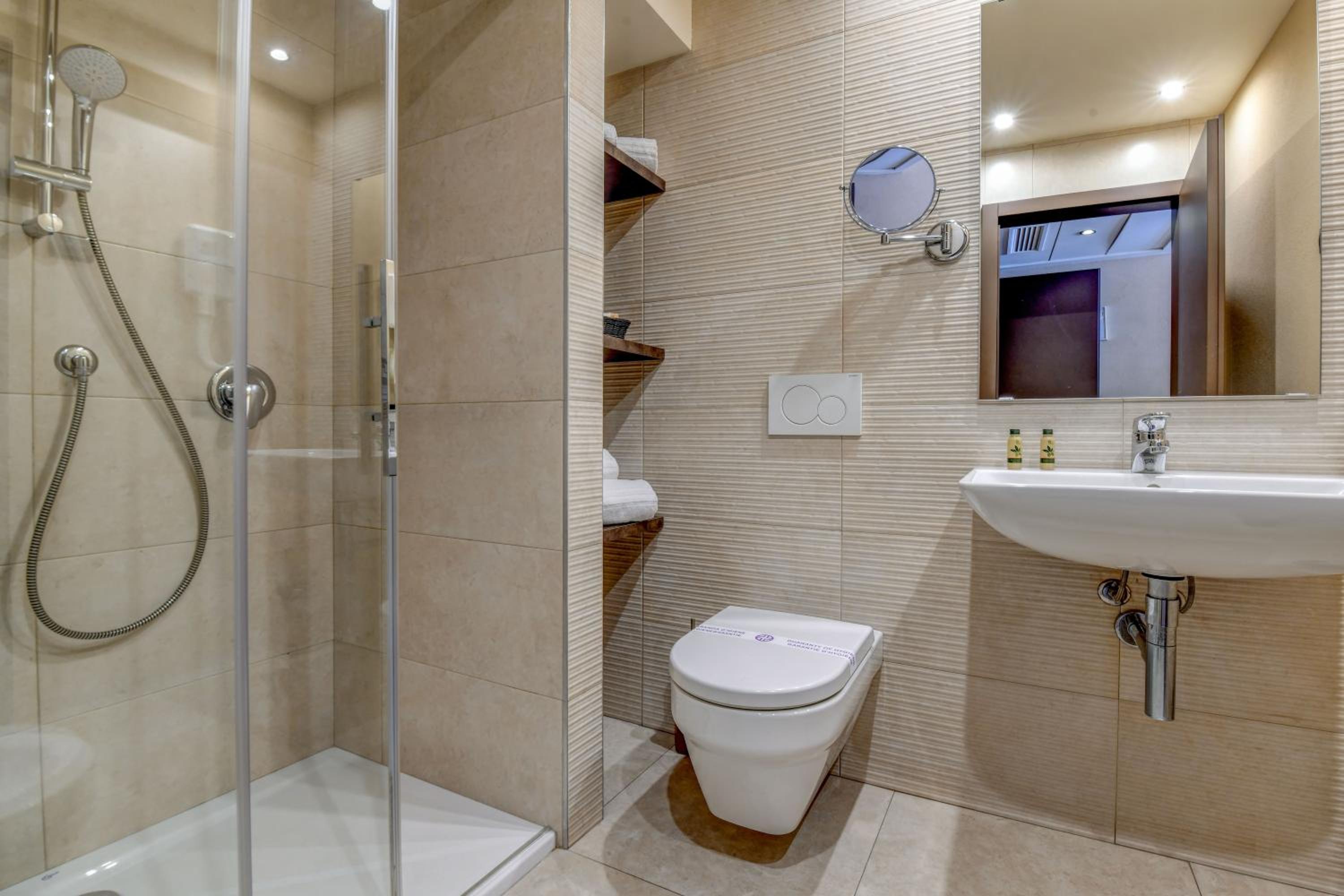 Double Room with Lake View - Photo 4