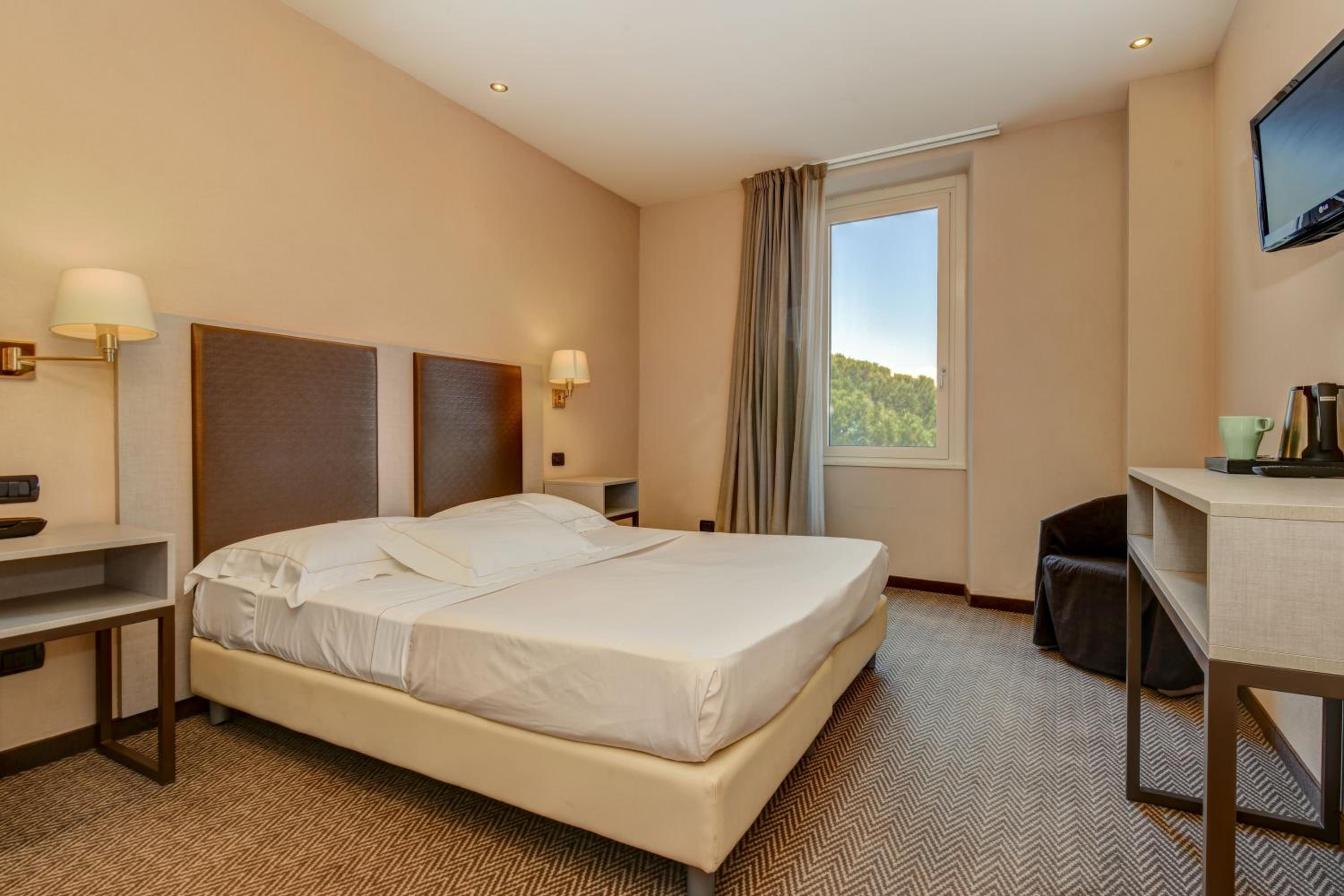 Double Room with Lake View - Photo 8