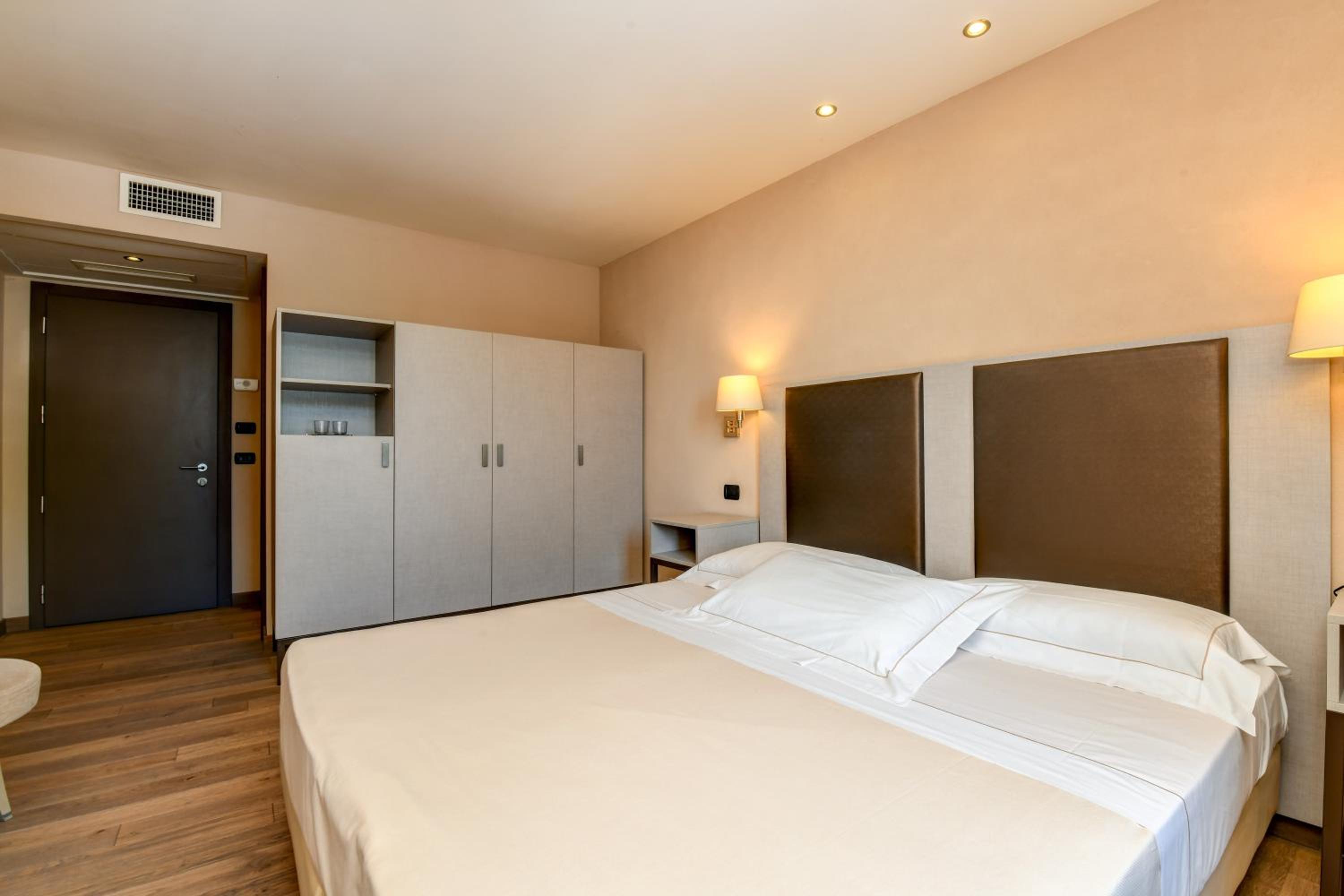 Double Room with Lake View - Photo 5