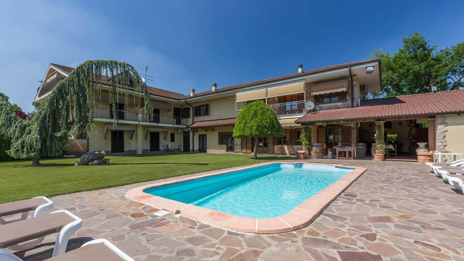 Five-Bedroom Villa photo 2