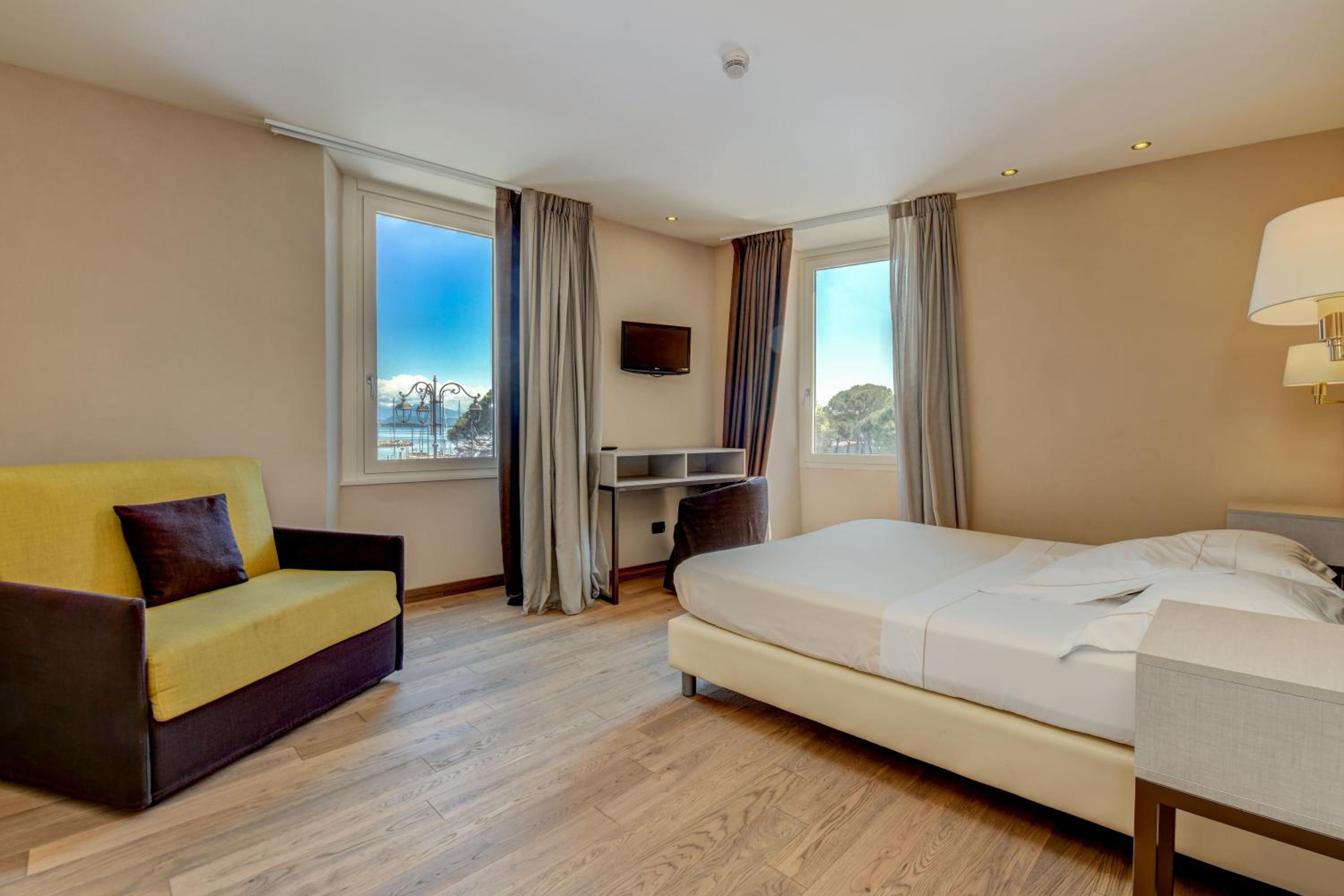 Deluxe Room with Lake View - Photo 1
