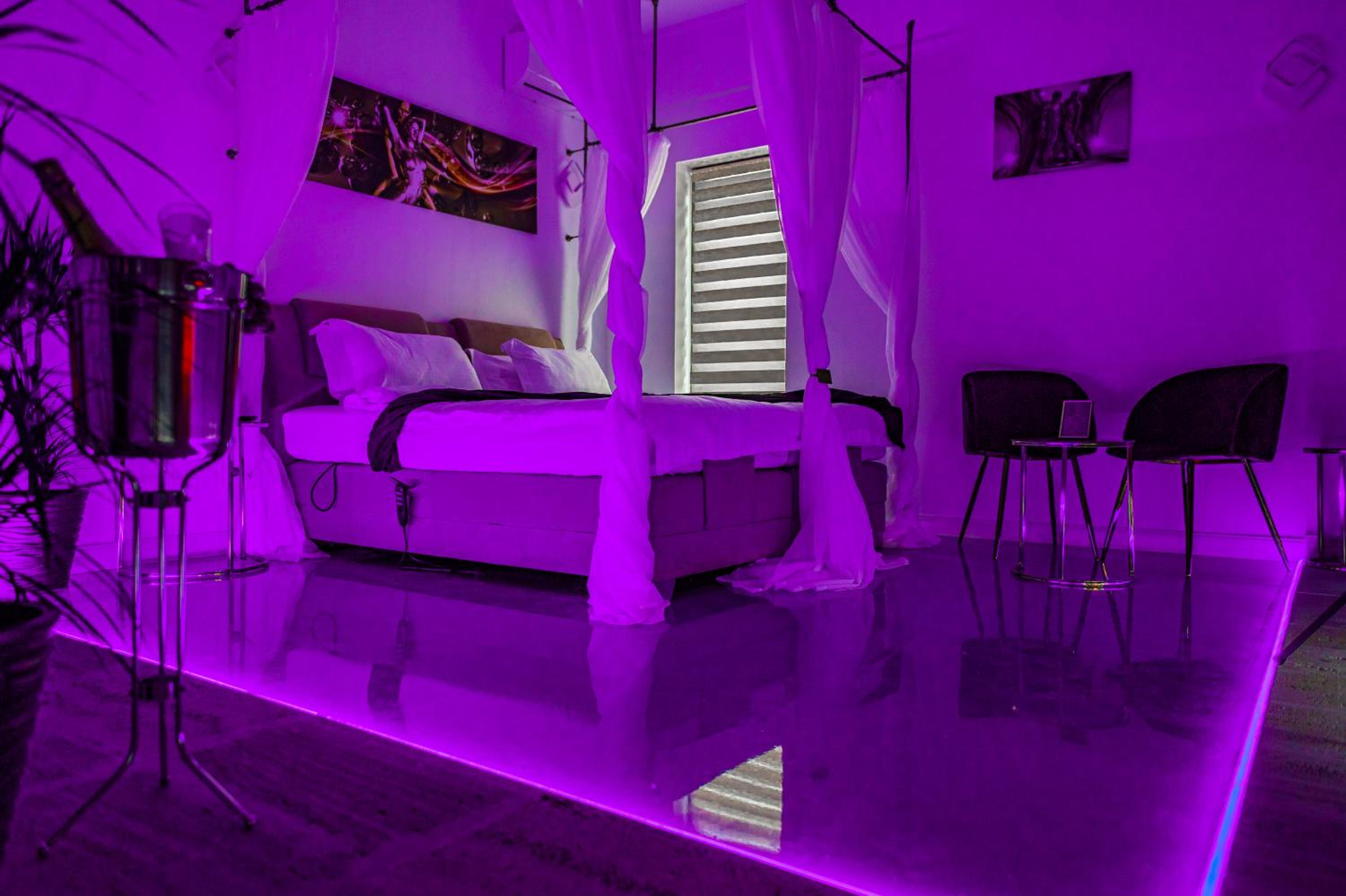 Deluxe Suite with Spa Bath - Photo 3
