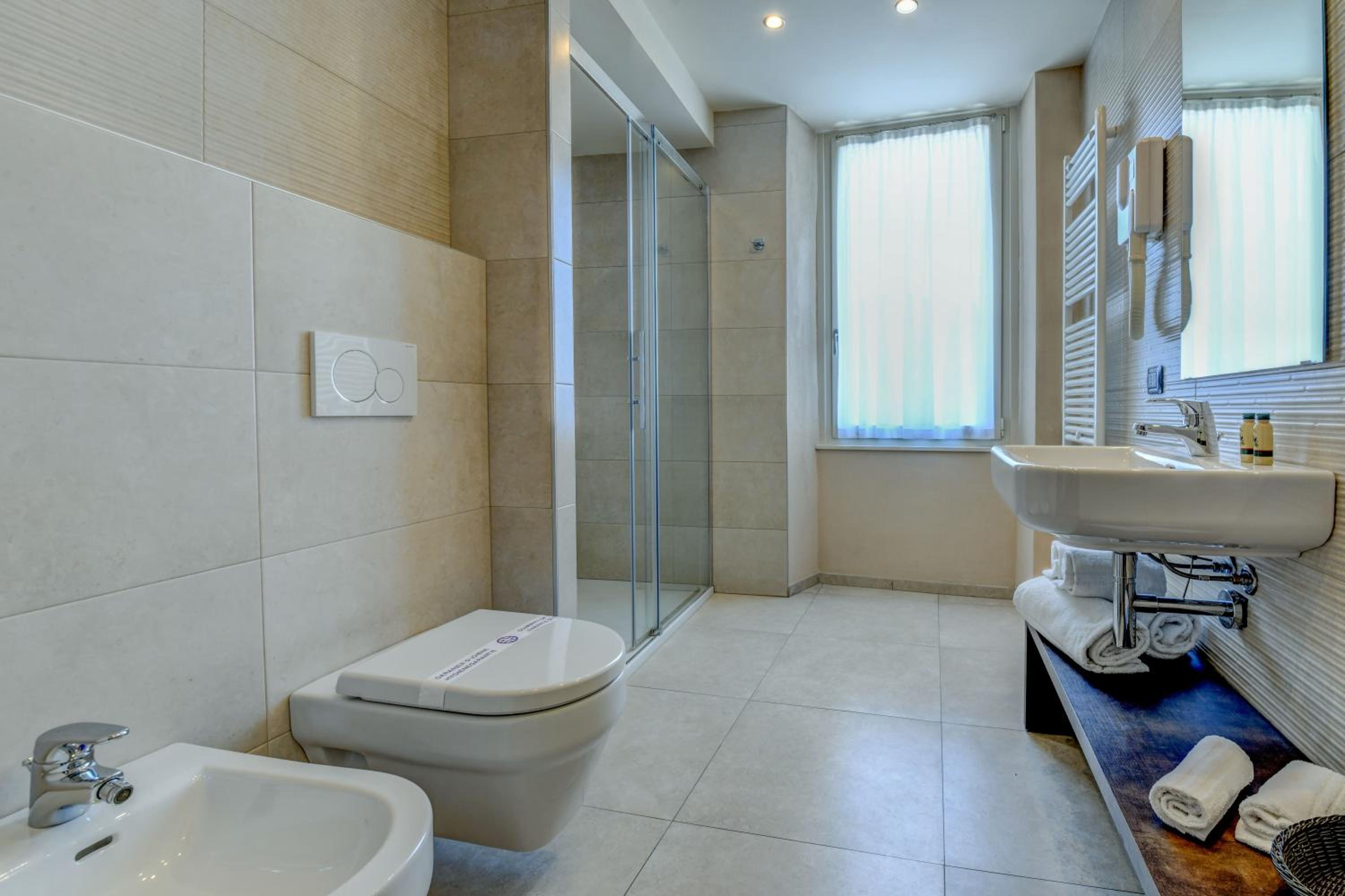 Deluxe Room with Lake View - Photo 5
