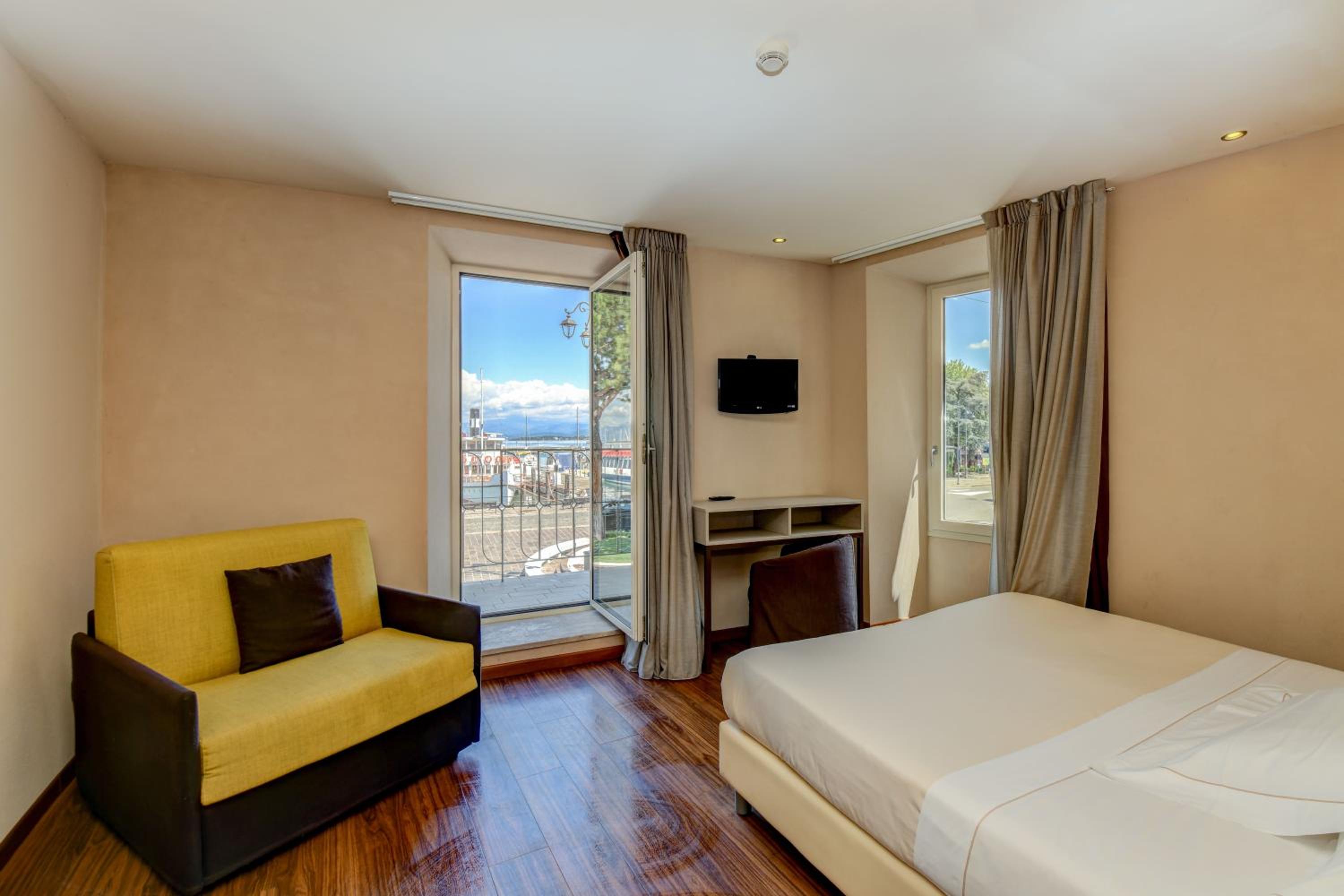 Deluxe Room with Balcony and Lake View - Photo 5