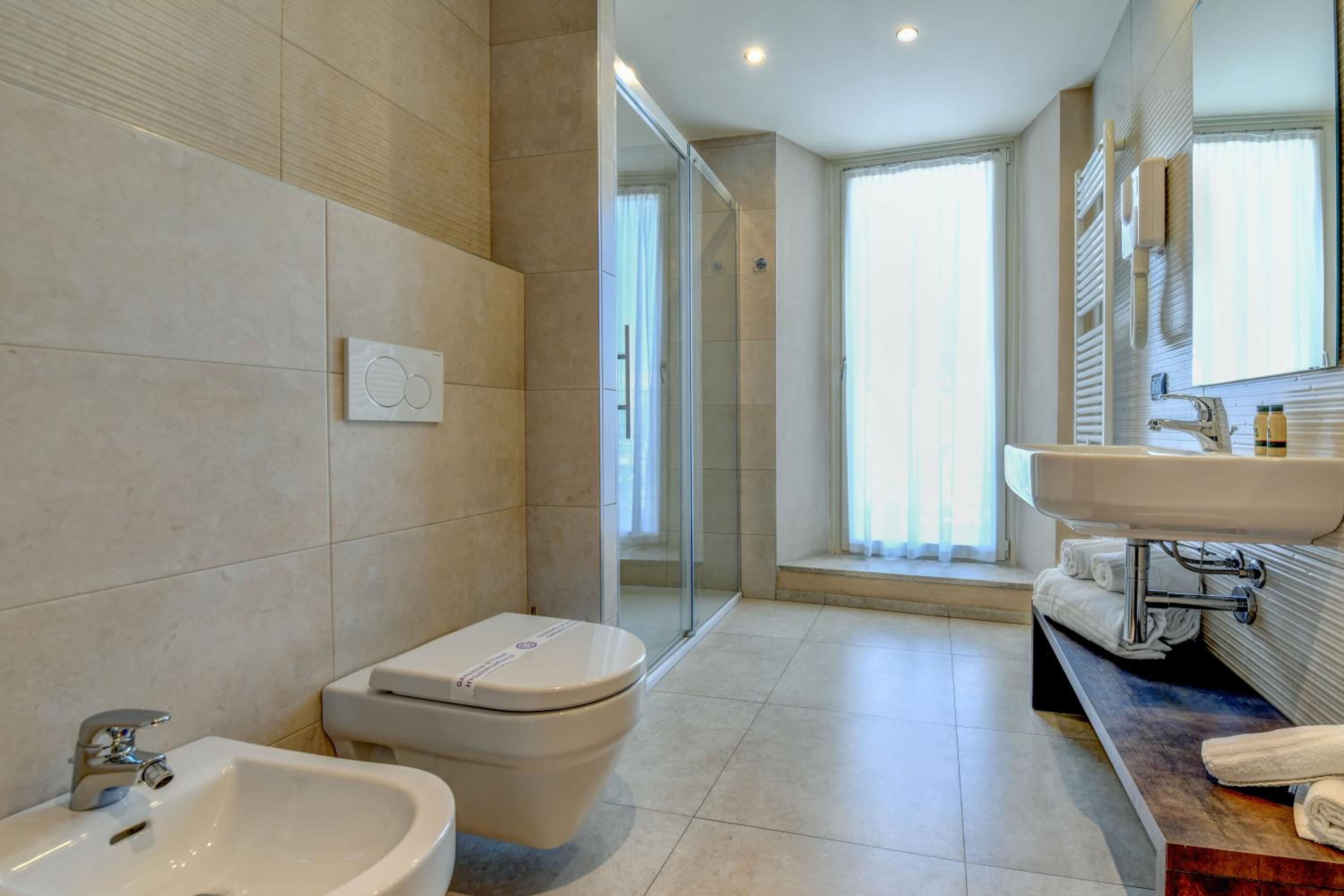 Deluxe Room with Balcony and Lake View - Photo 4