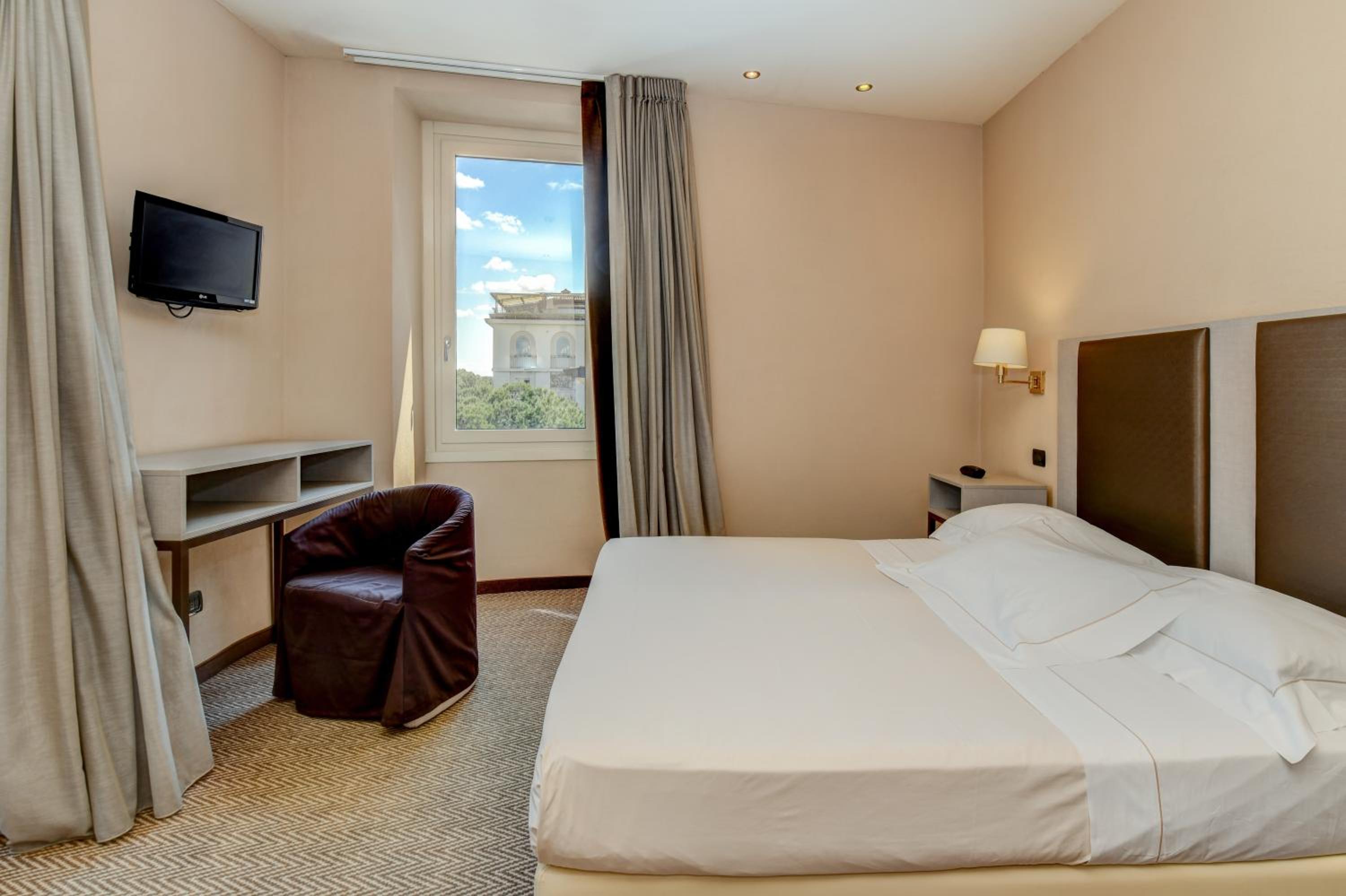 Deluxe Room with Balcony and Lake View - Photo 7