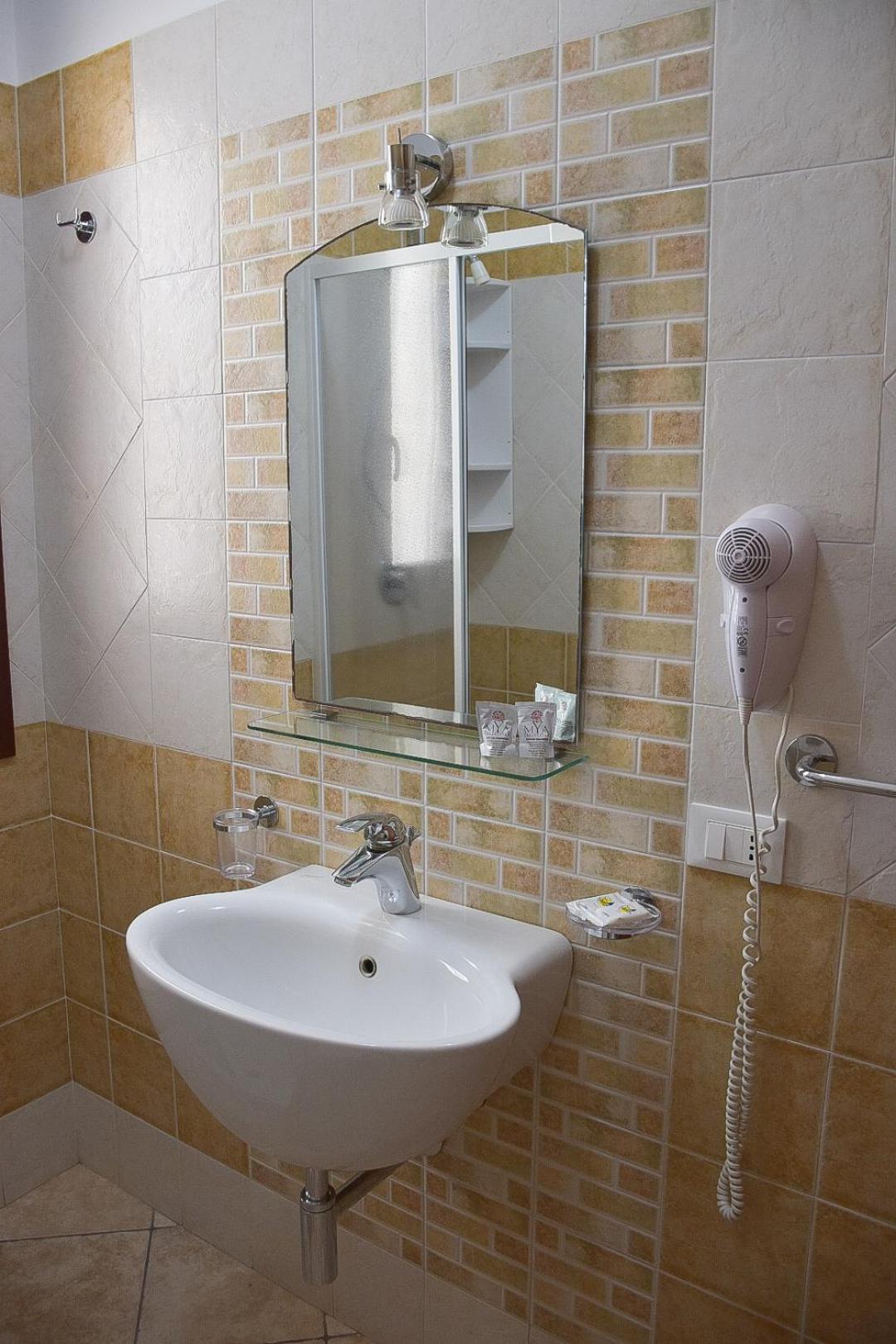 Triple Room - Photo 12