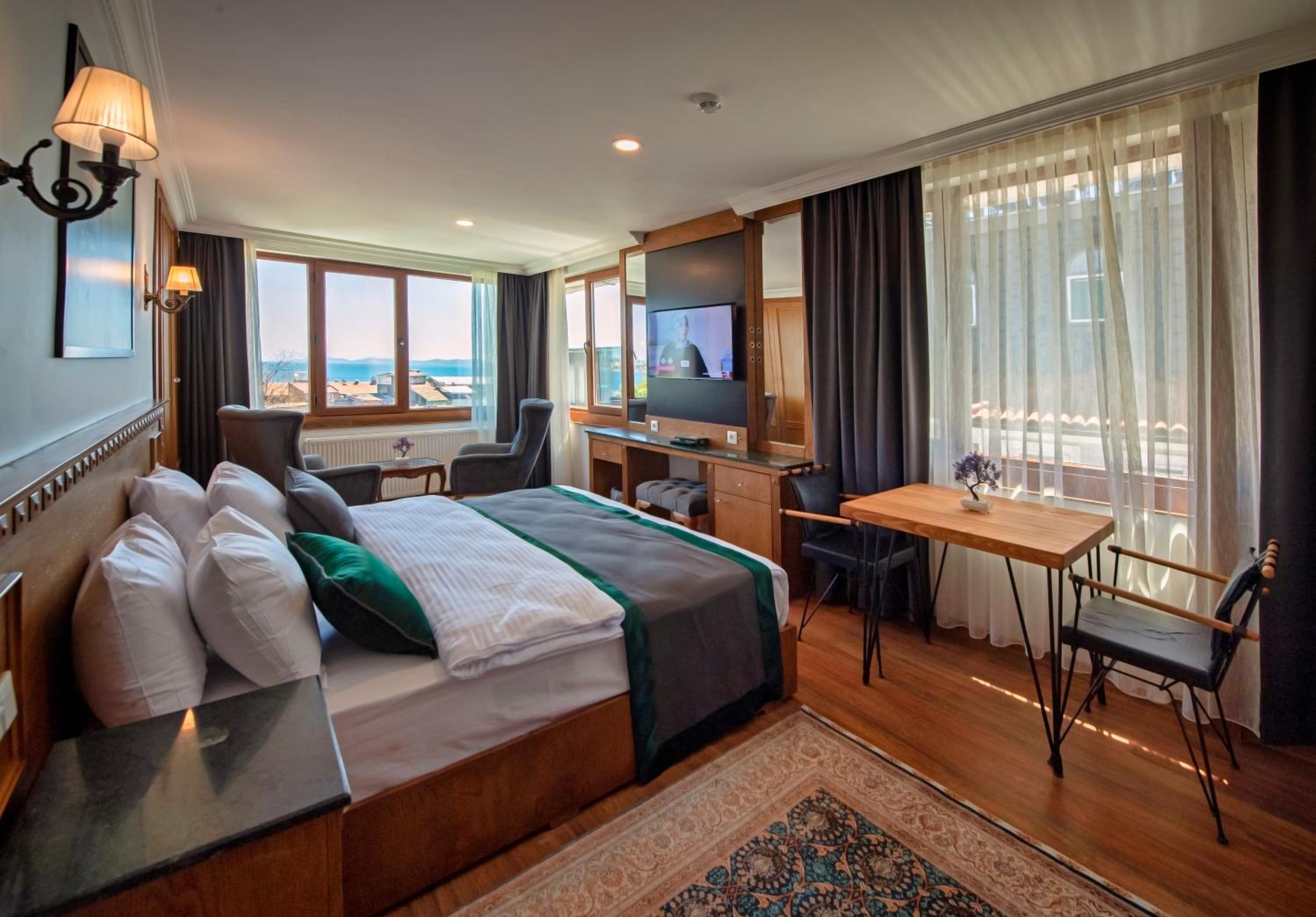 Deluxe Suite with Sea View photo 1