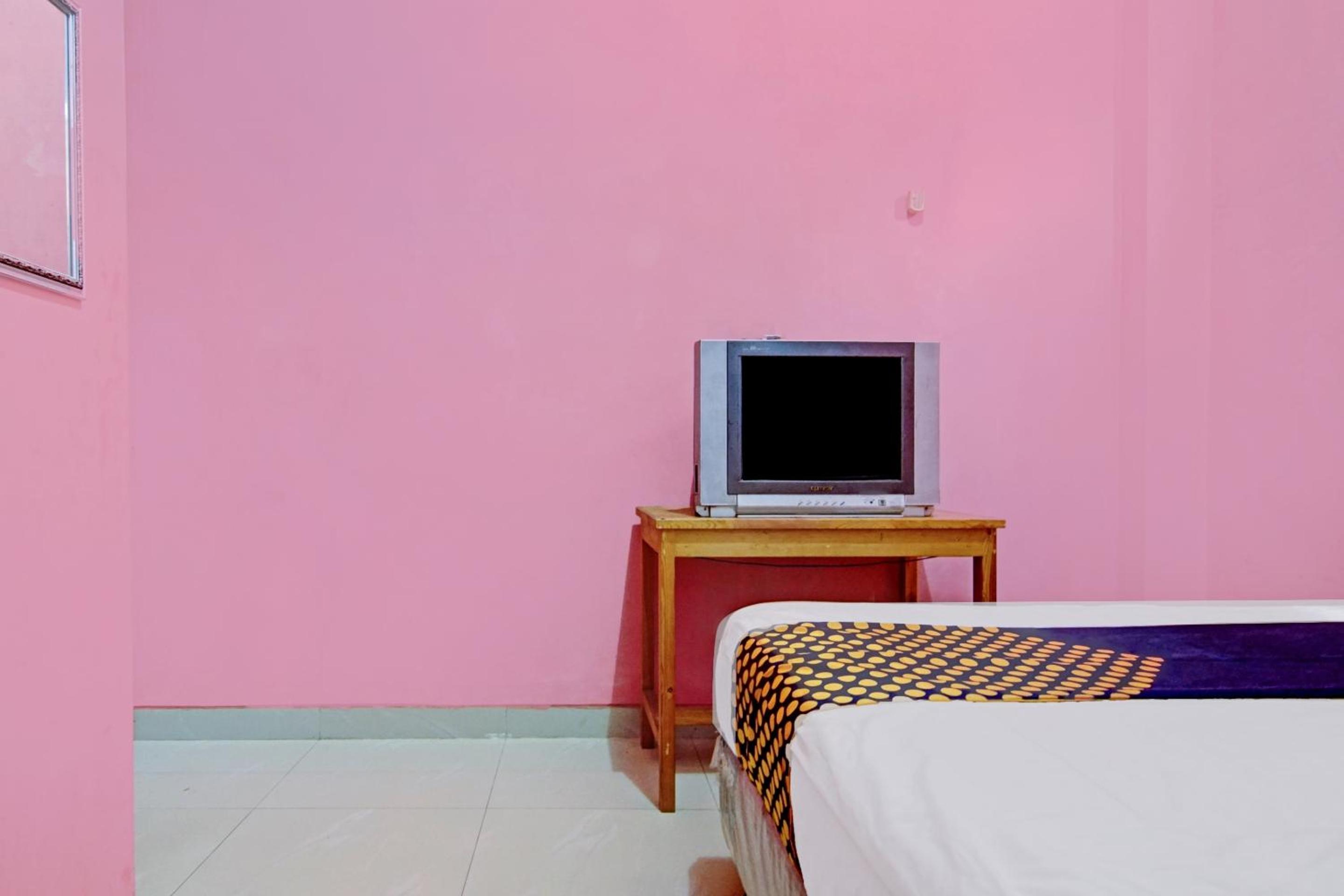 Budget Double Room - Photo 7