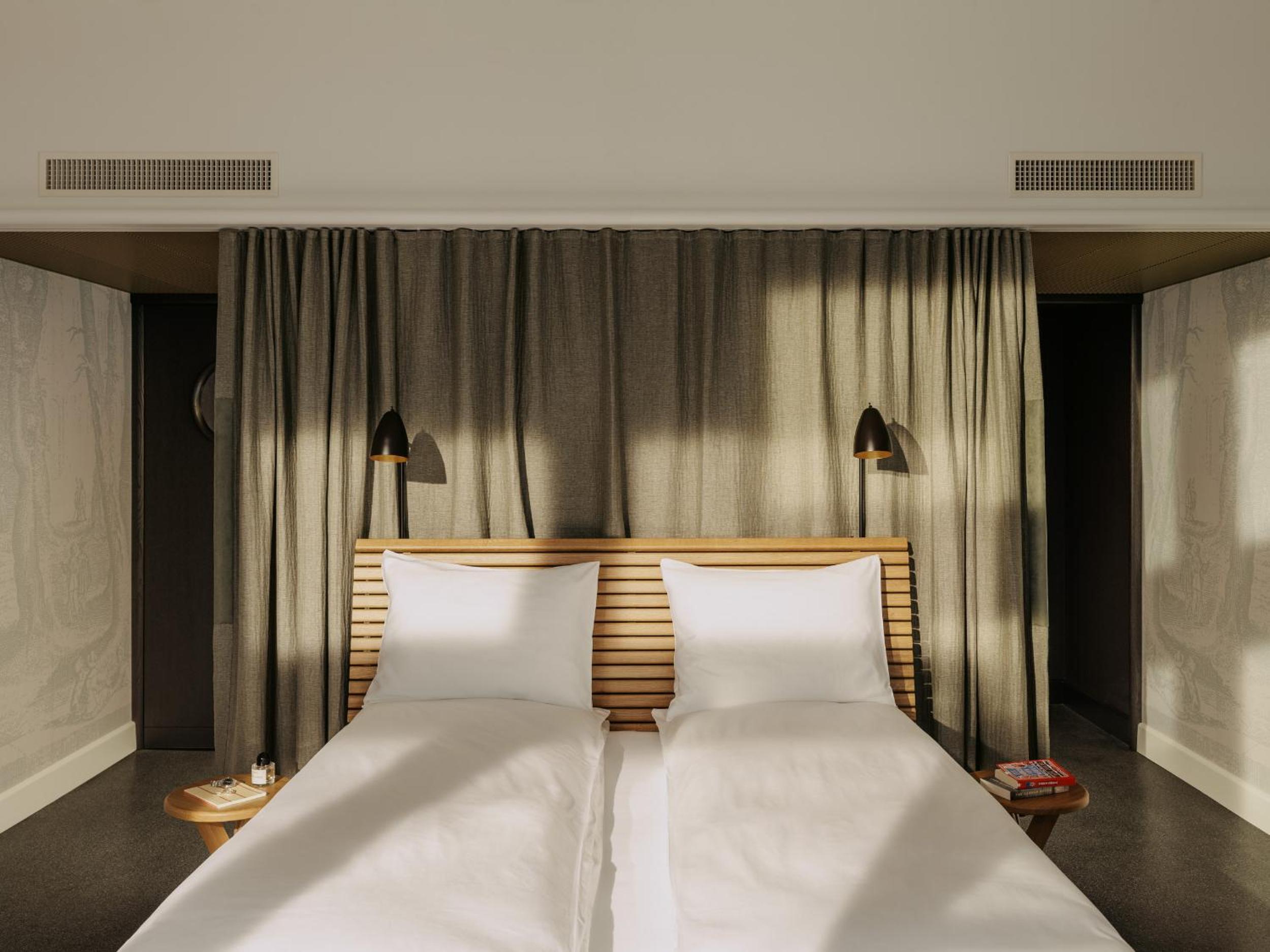 Corner  Room - Photo 4