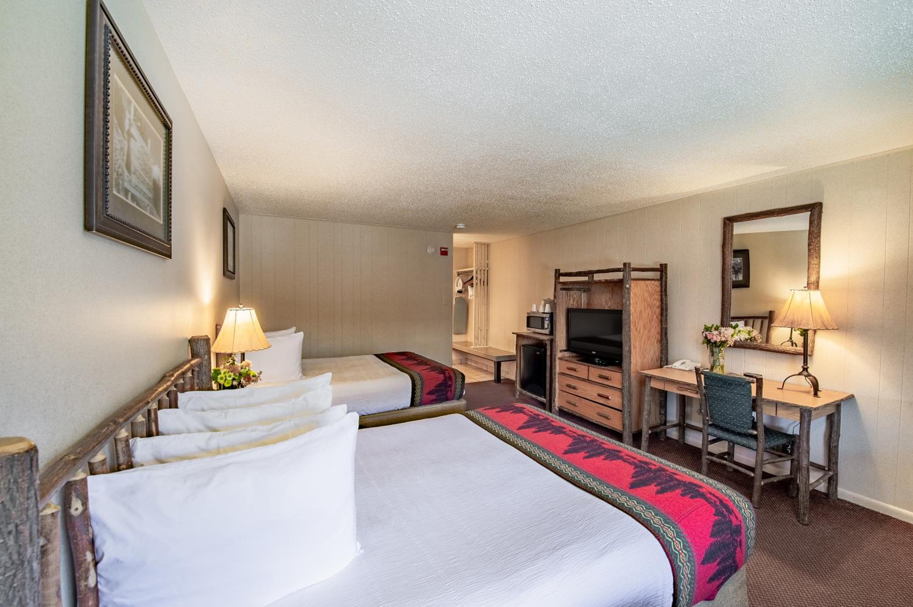 Queen Room with Two Queen Beds photo 3