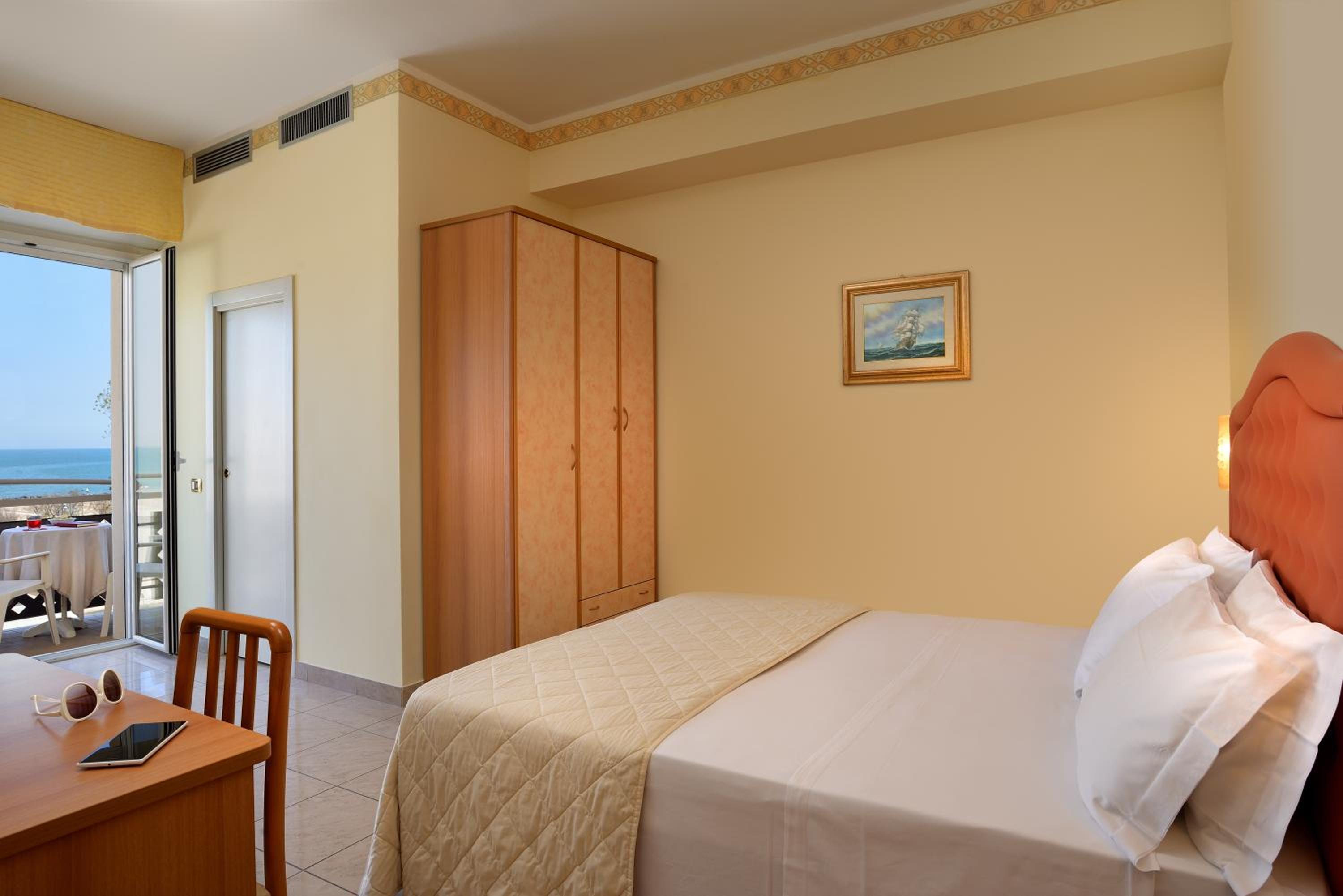 Double or Twin Room - Photo 4