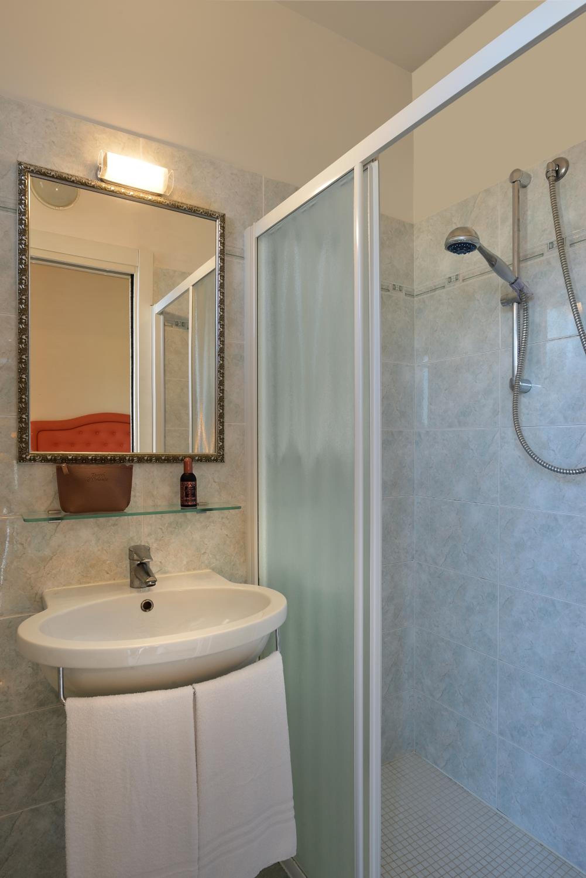 Double or Twin Room - Photo 5