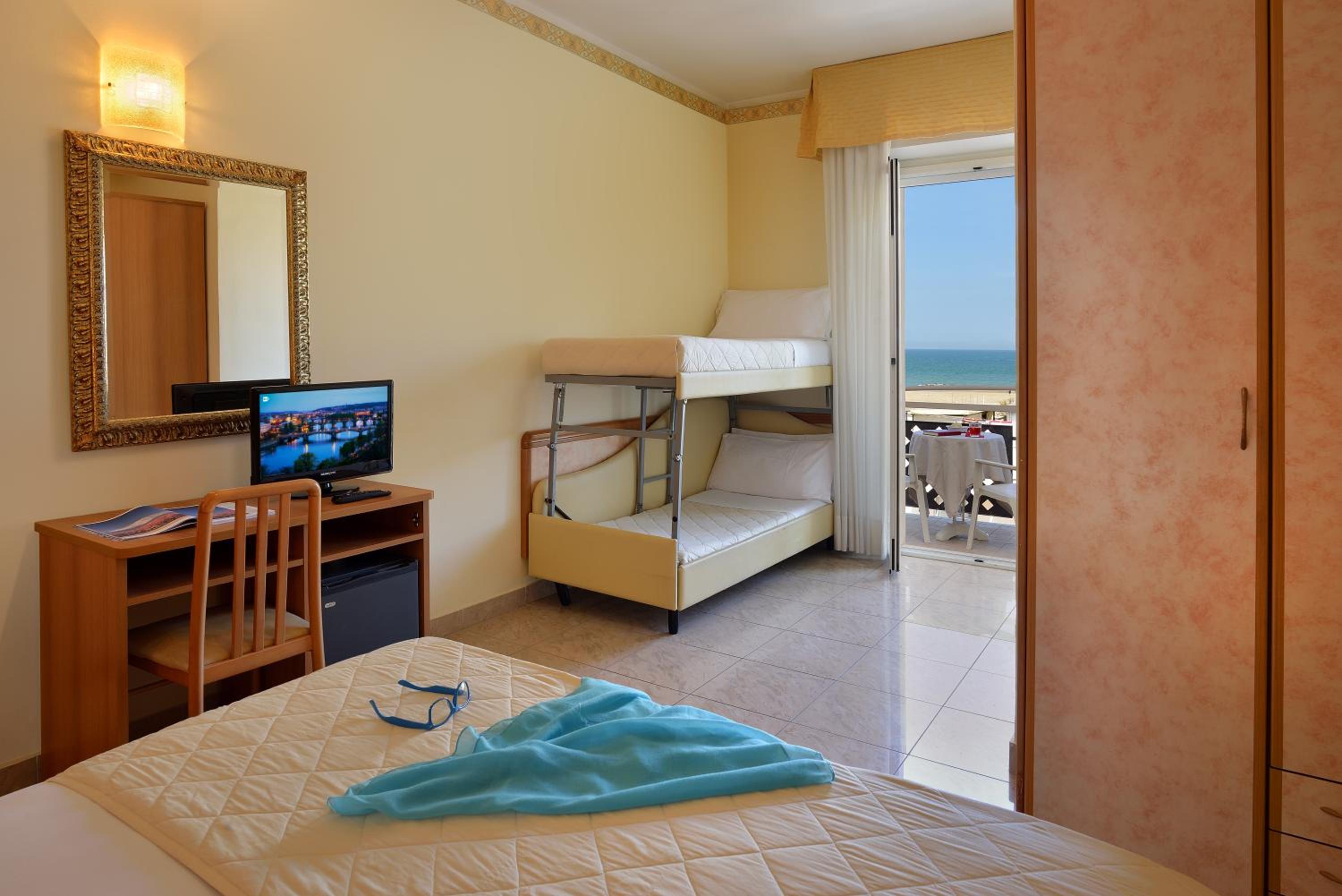Quadruple Room - Photo 1