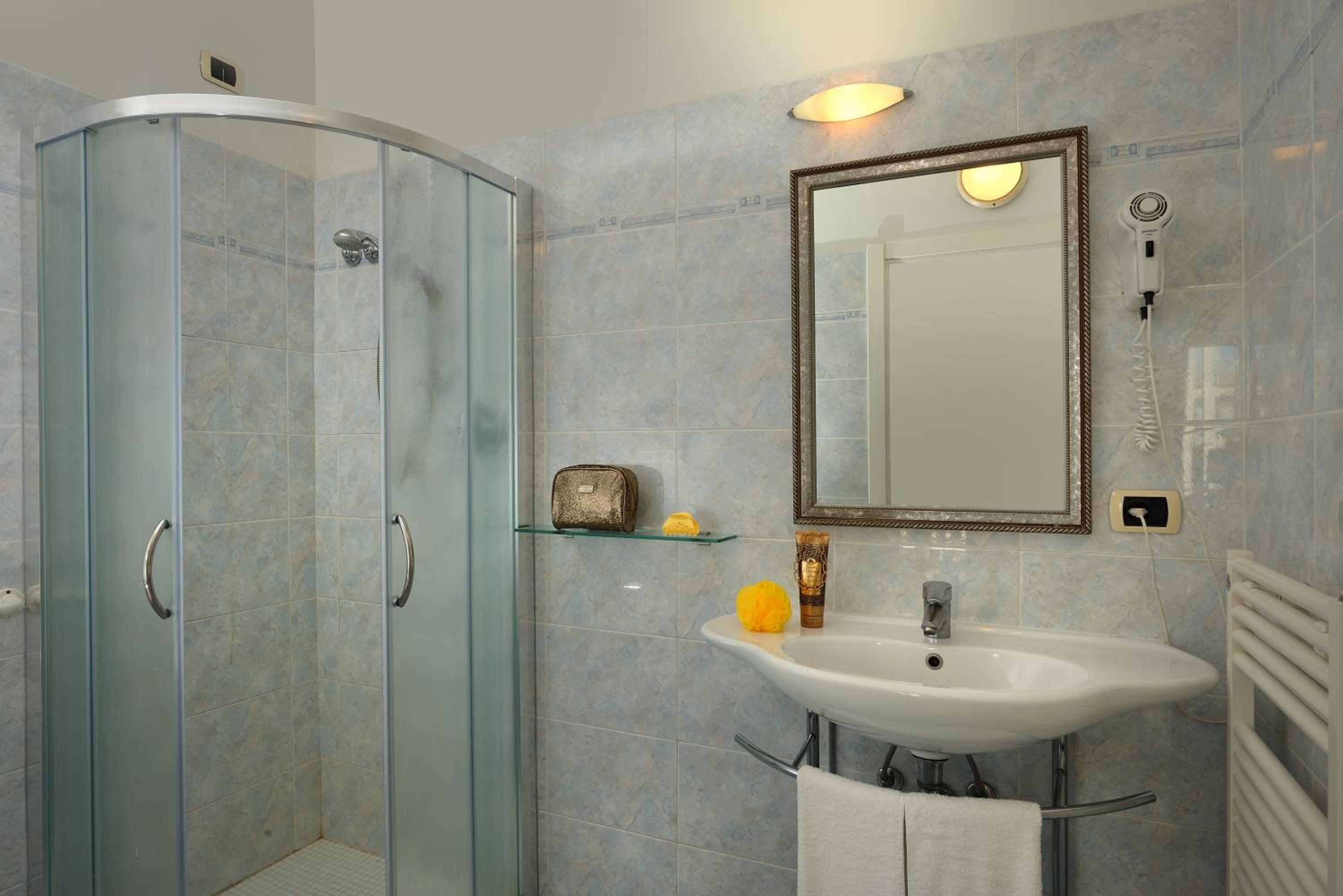 Double or Twin Room - Photo 2